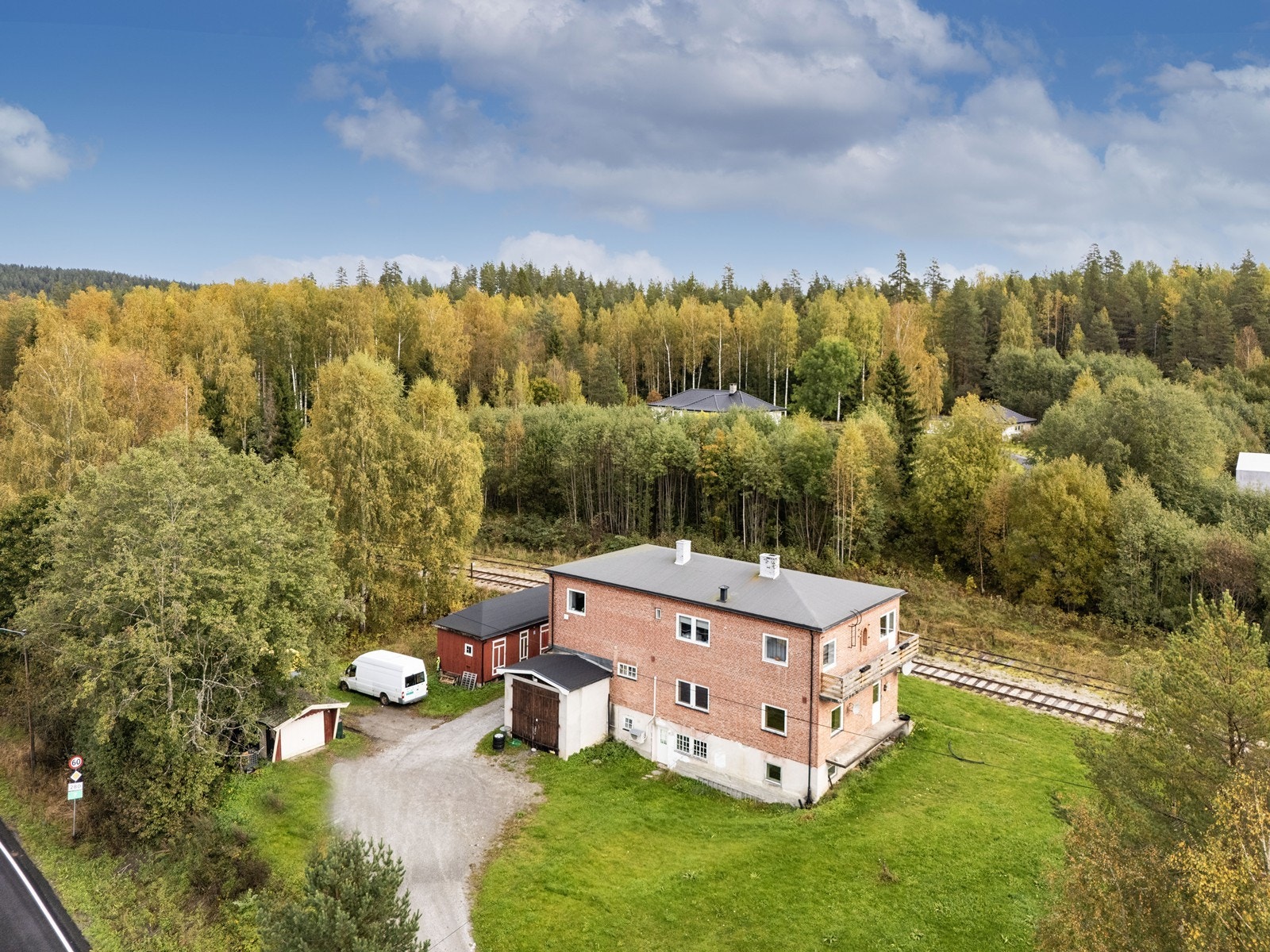 Horisontaldelt halvpart av tomannsbolig med separat utleiedel i underetasjen. Boligen disponerer tilknyttet garasje og 2/3 av felles uthus. Galleribilde