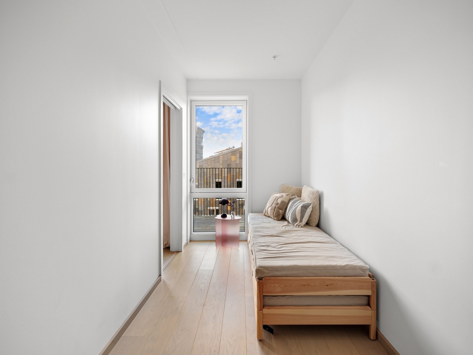 Boligen har totalt 3 soverom, dette rommet fungerer utmerket som for eksempel gjesterom eller kontor. Galleribilde