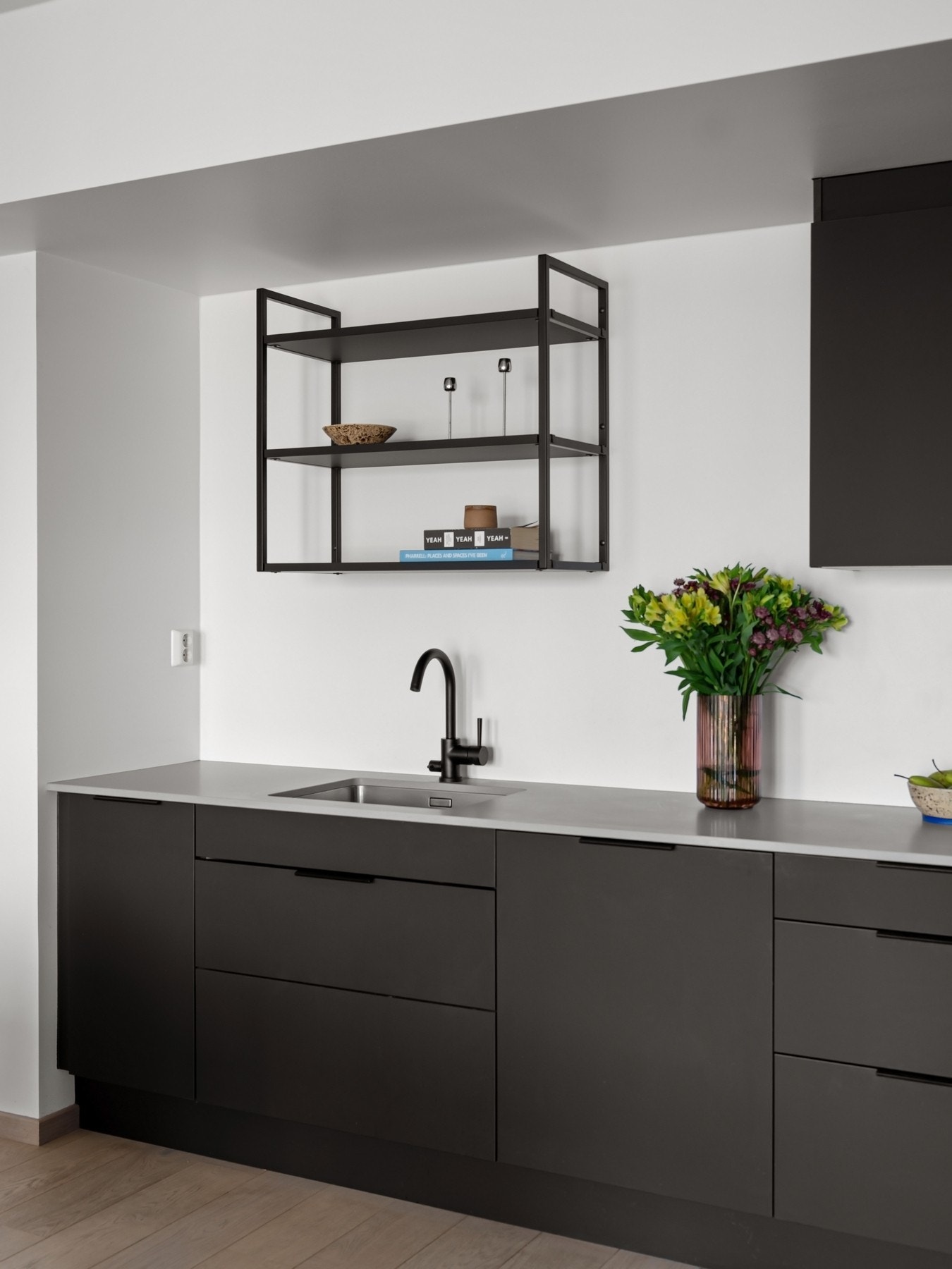 Slette fronter og benkeplate i komposittstein. Galleribilde