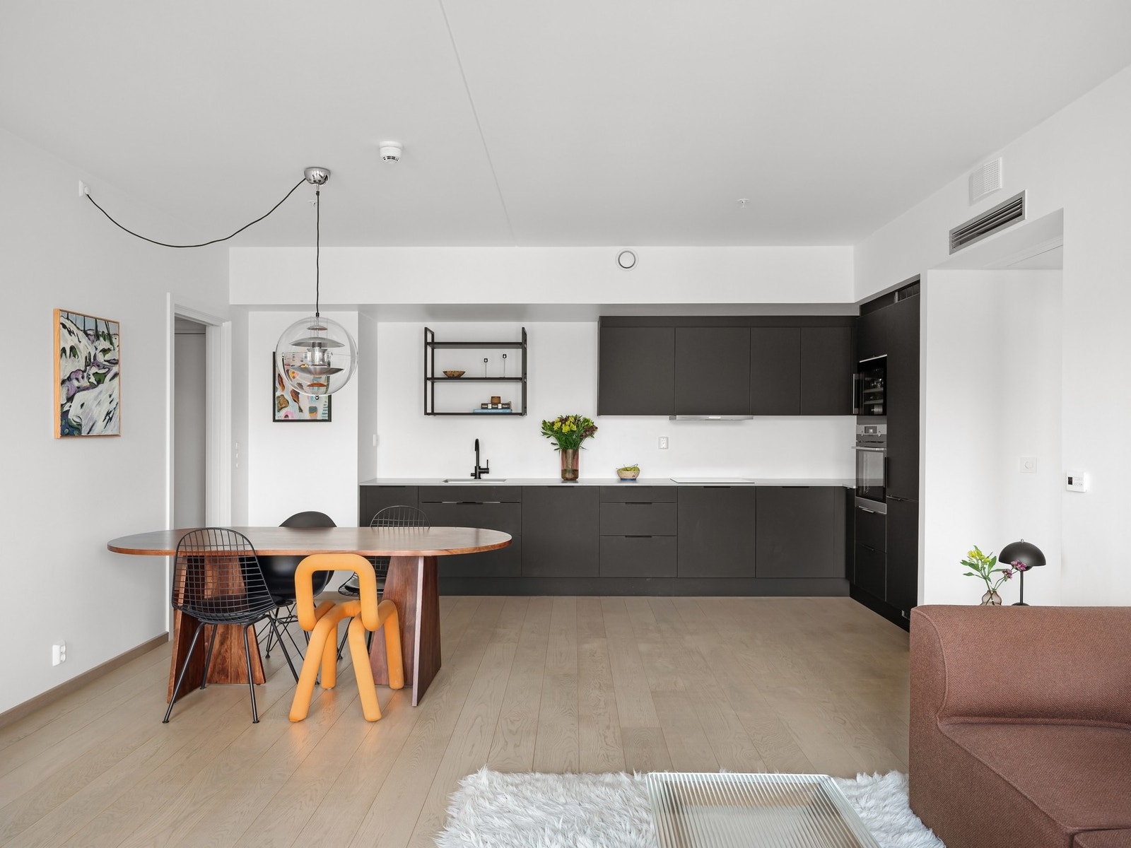 Stuen oppleves lys og luftig, og kan enkelt innredes med flere soner. Galleribilde