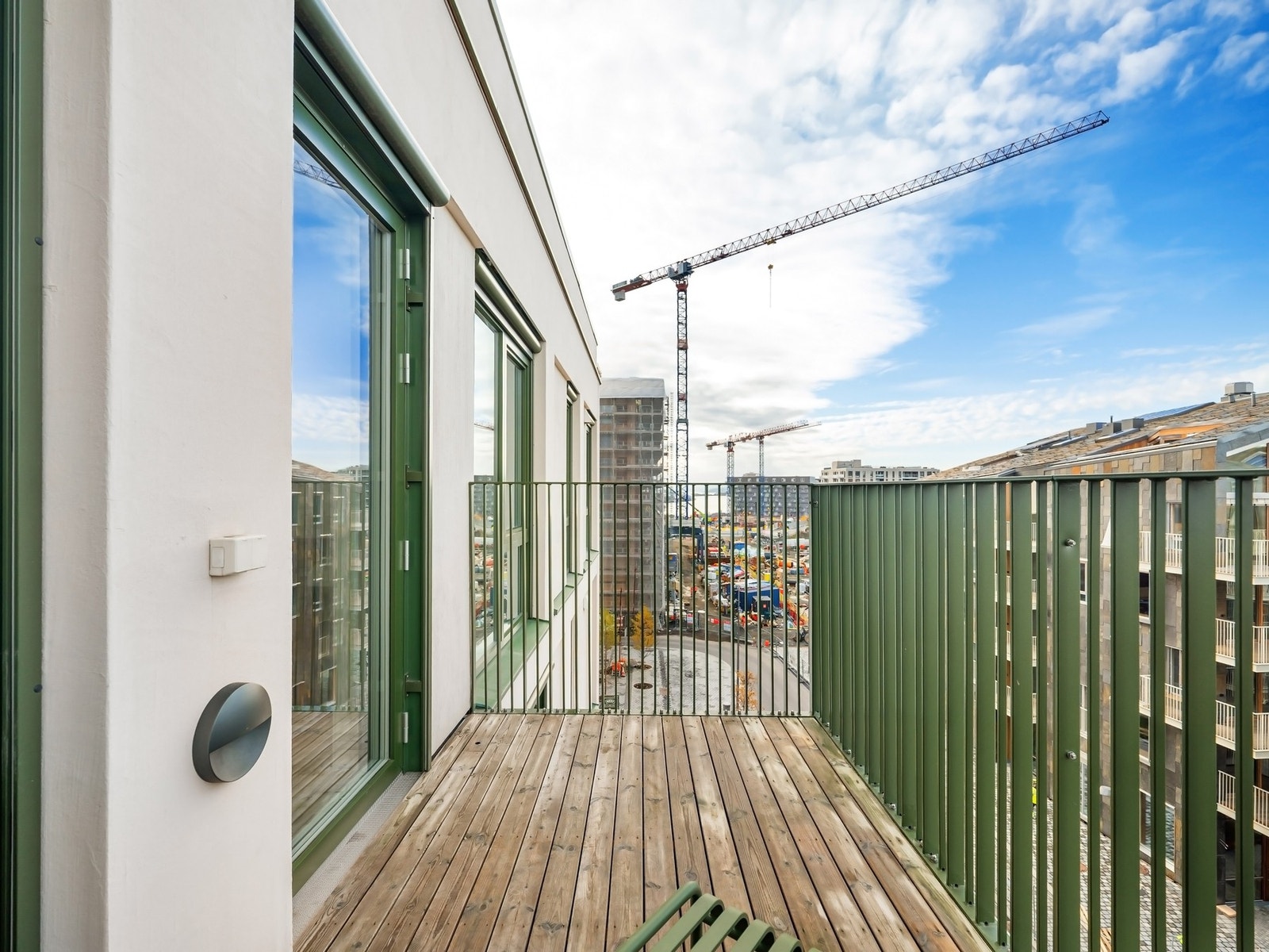 Fra stuen er det adkomst til en vestvendt balkong med gode solforhold. Galleribilde