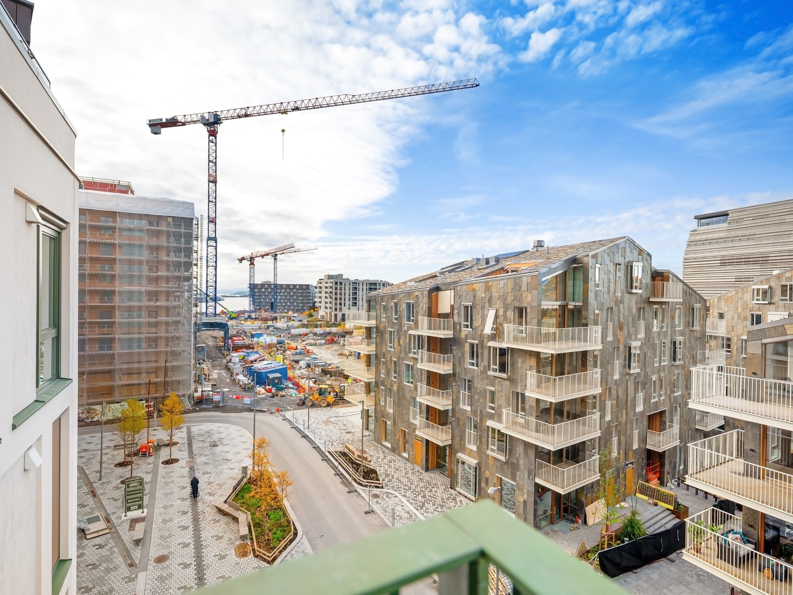 Balkongen er på ca. 6 kvm med god plass til utemøblement og beplatning. Galleribilde