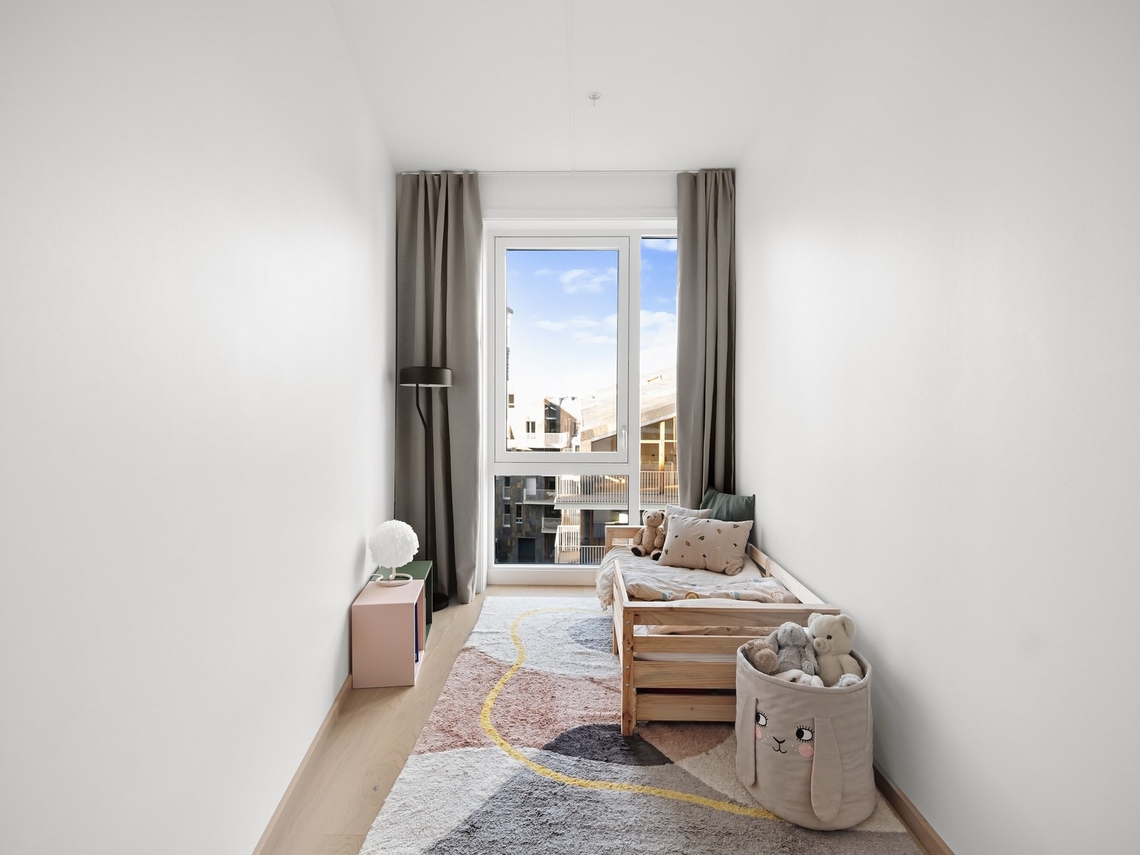 Soverom 2 er også av god størrelse med plass til seng og nattbord. Galleribilde