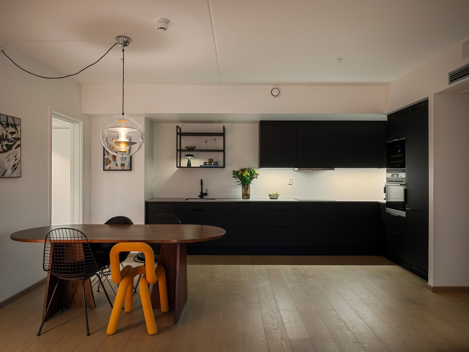 Lekkert kjøkken i åpen og sosial løsning mot stuen. Galleribilde