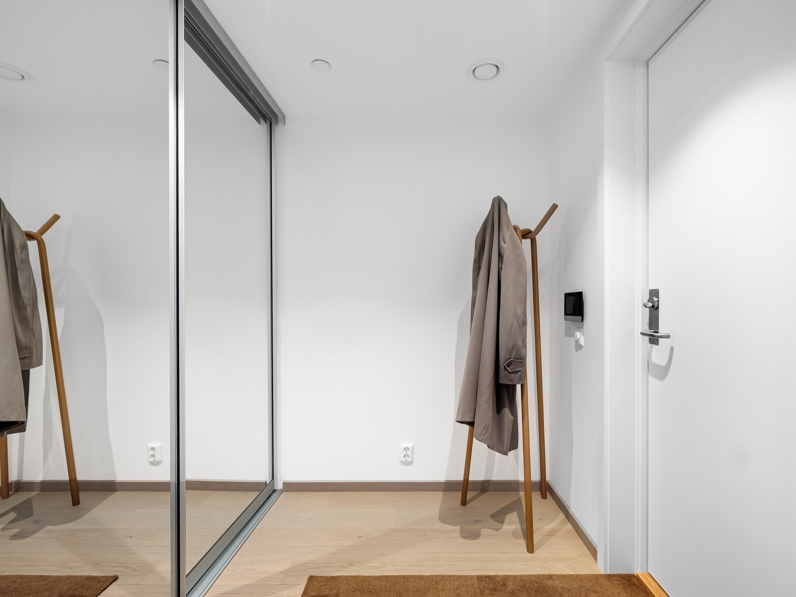 Romslig entré med god plass til oppbevaring av yttertøy og sko. Galleribilde