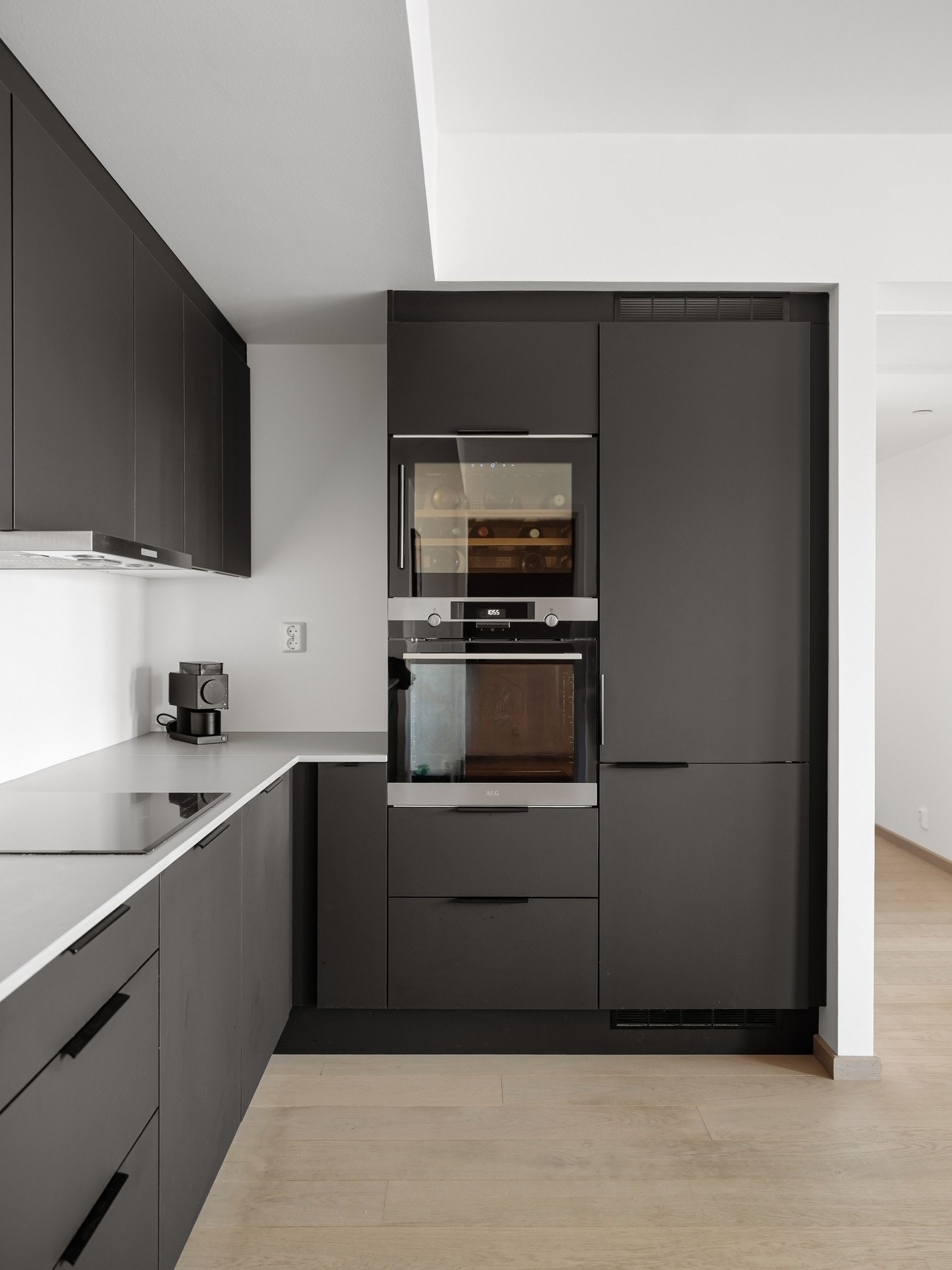 Integrerte hvitevarer består av platetopp, stekeovn, oppvaskmaskin, vinskap og kjøleskap med fryser. Galleribilde