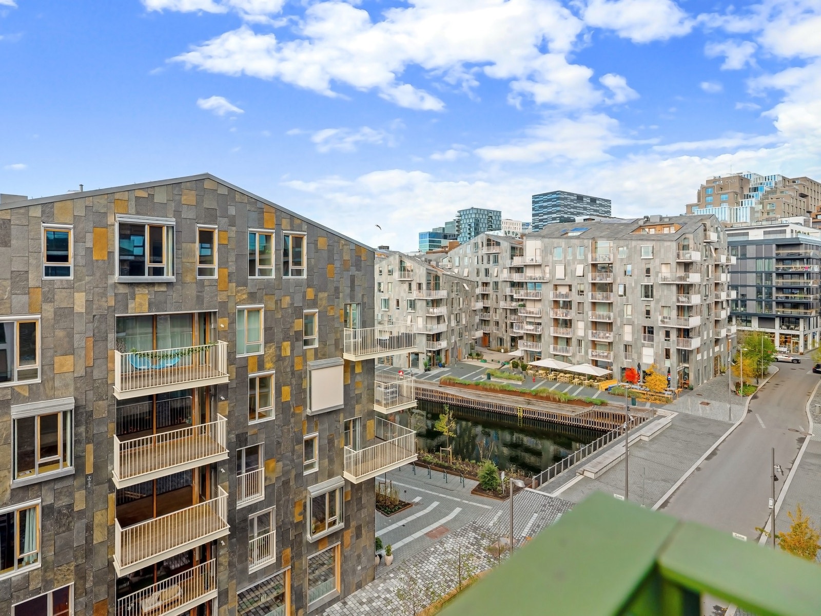 En eksklusiv og sjønær 4-roms leilighet i populære Clemenskvartalet i Bjørvika. Galleribilde