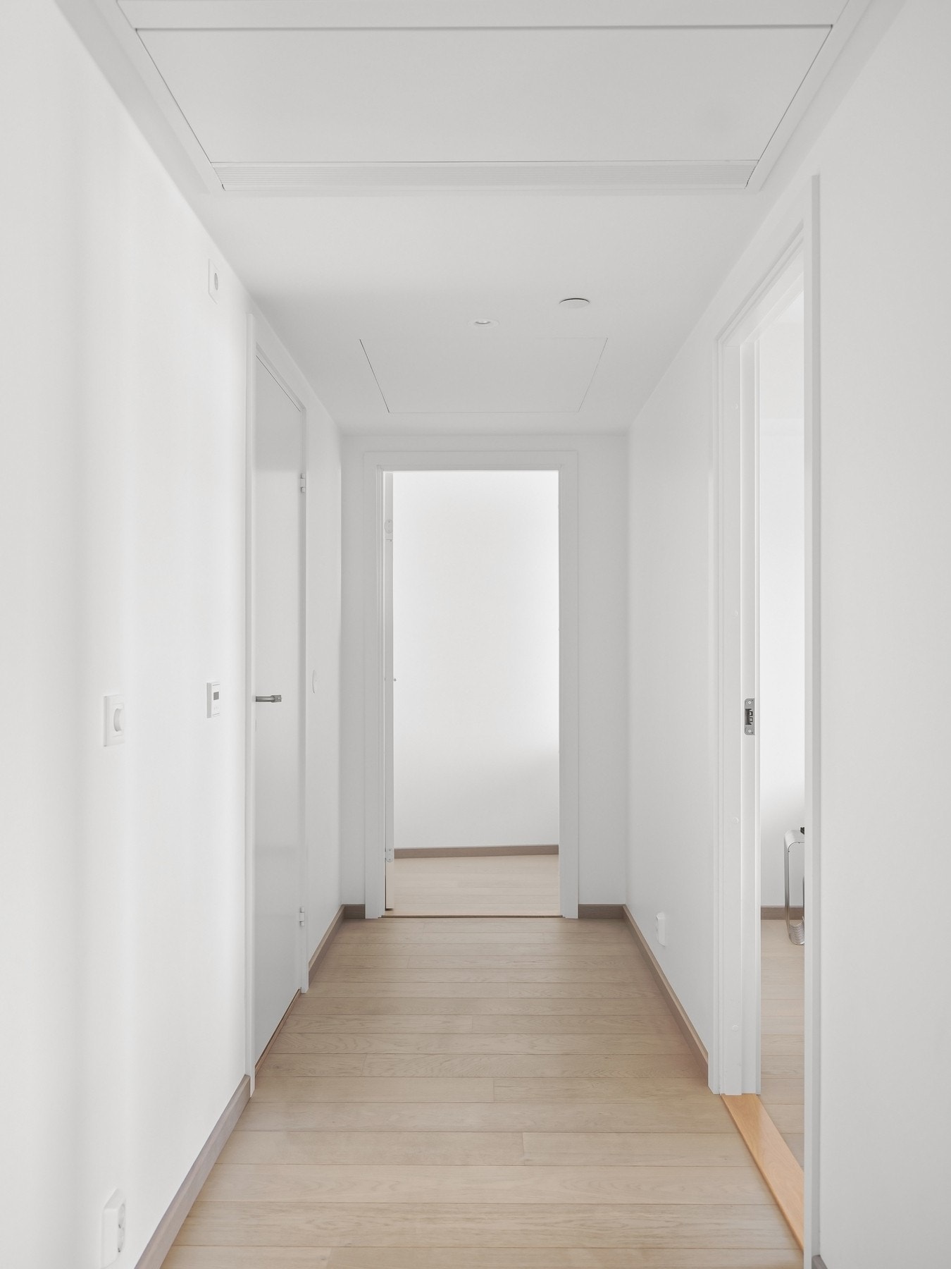 Gjennomført og innbydende med tidsriktige fargevalg og enstavsparkett på gulv. Galleribilde