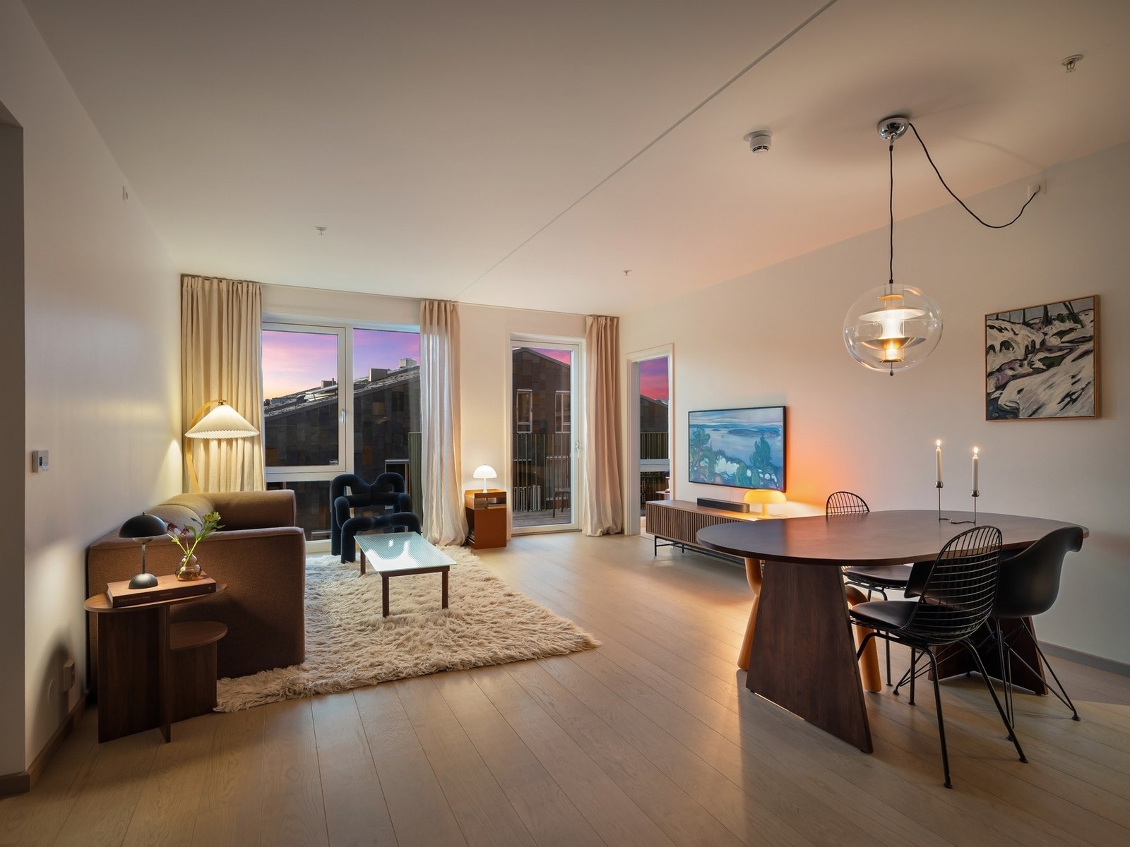 Leiligheten ligger høyt og fritt i 5. etasje med heis, og byr på flott utsikt og gode solforhold. Galleribilde