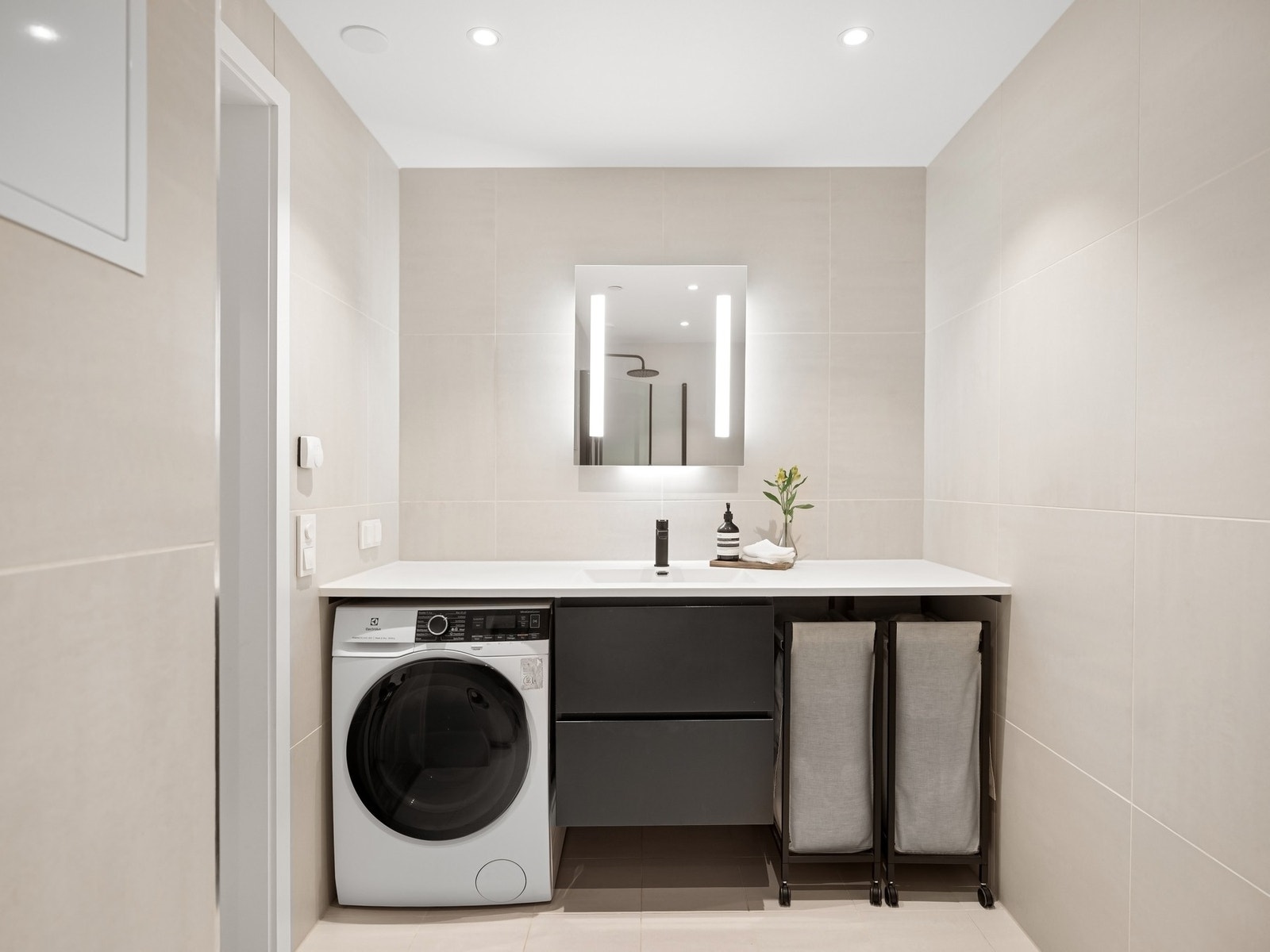 Pent, flislagt baderom med downlights i himling og vannbåren varme i gulv. Galleribilde