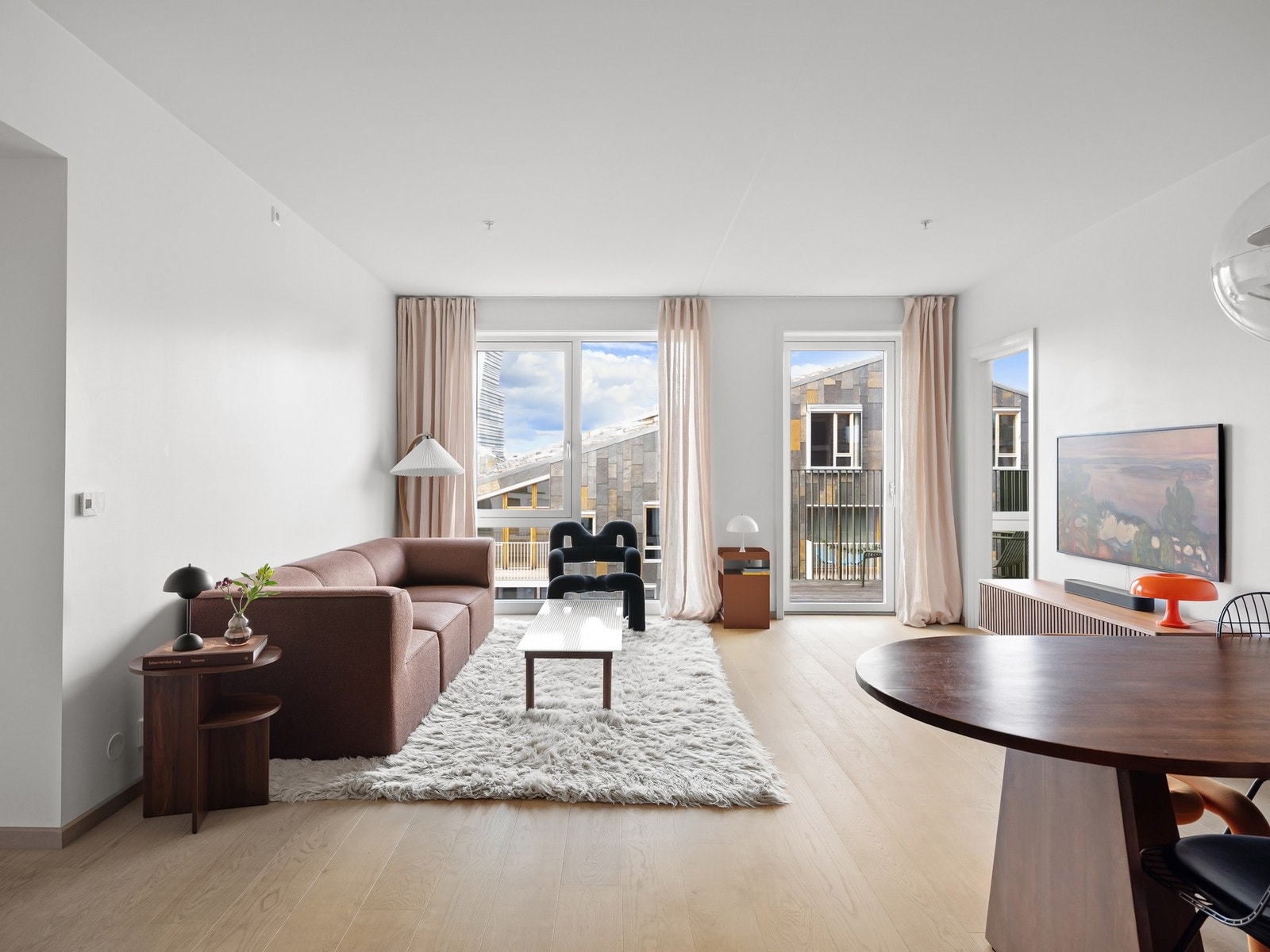 Romslig og luftig planløsning med store vindusflater som sørger for godt med lysinnslipp. Galleribilde