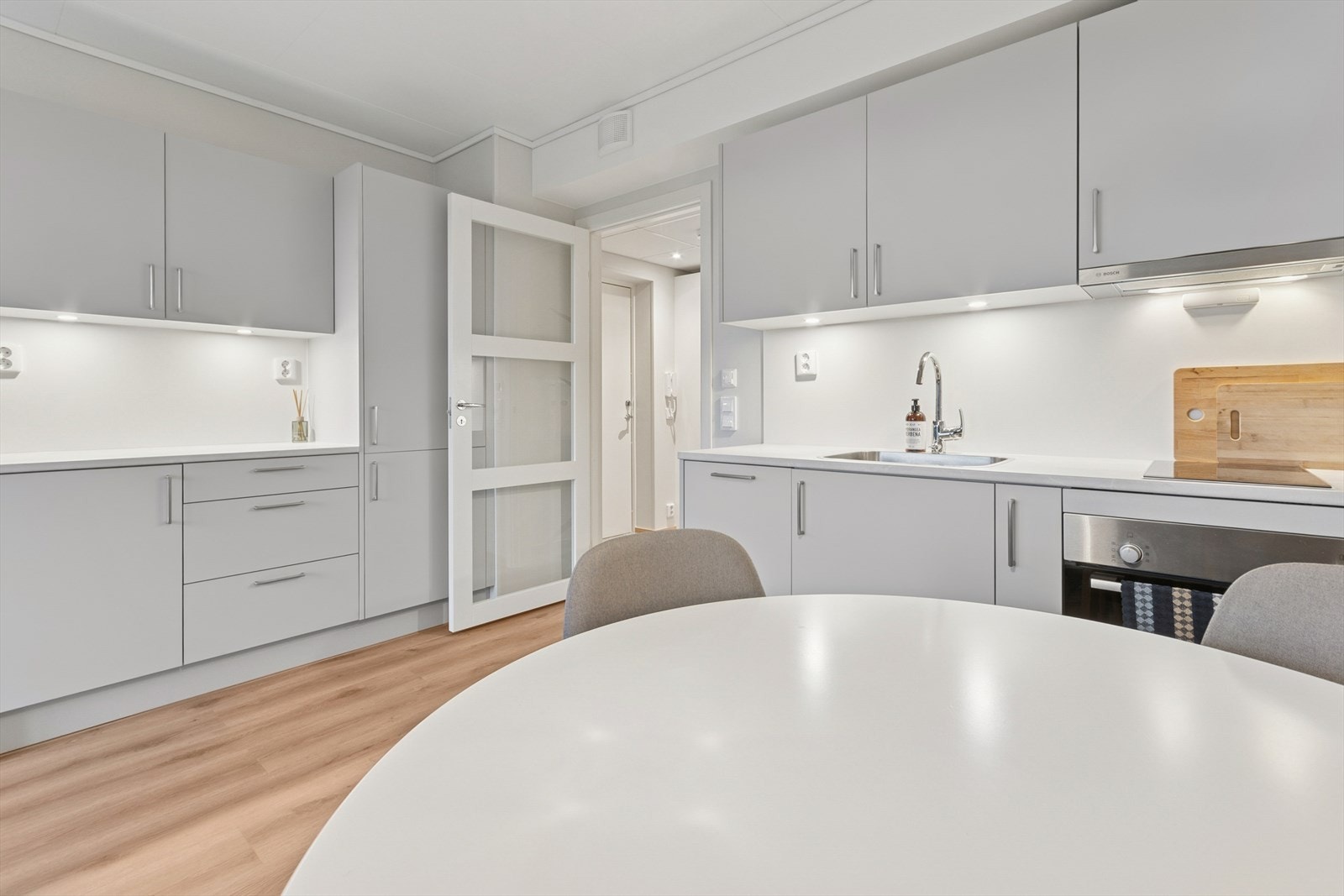 Innredningen er fordelt over to vegger for god arbeidsflyt. Galleribilde