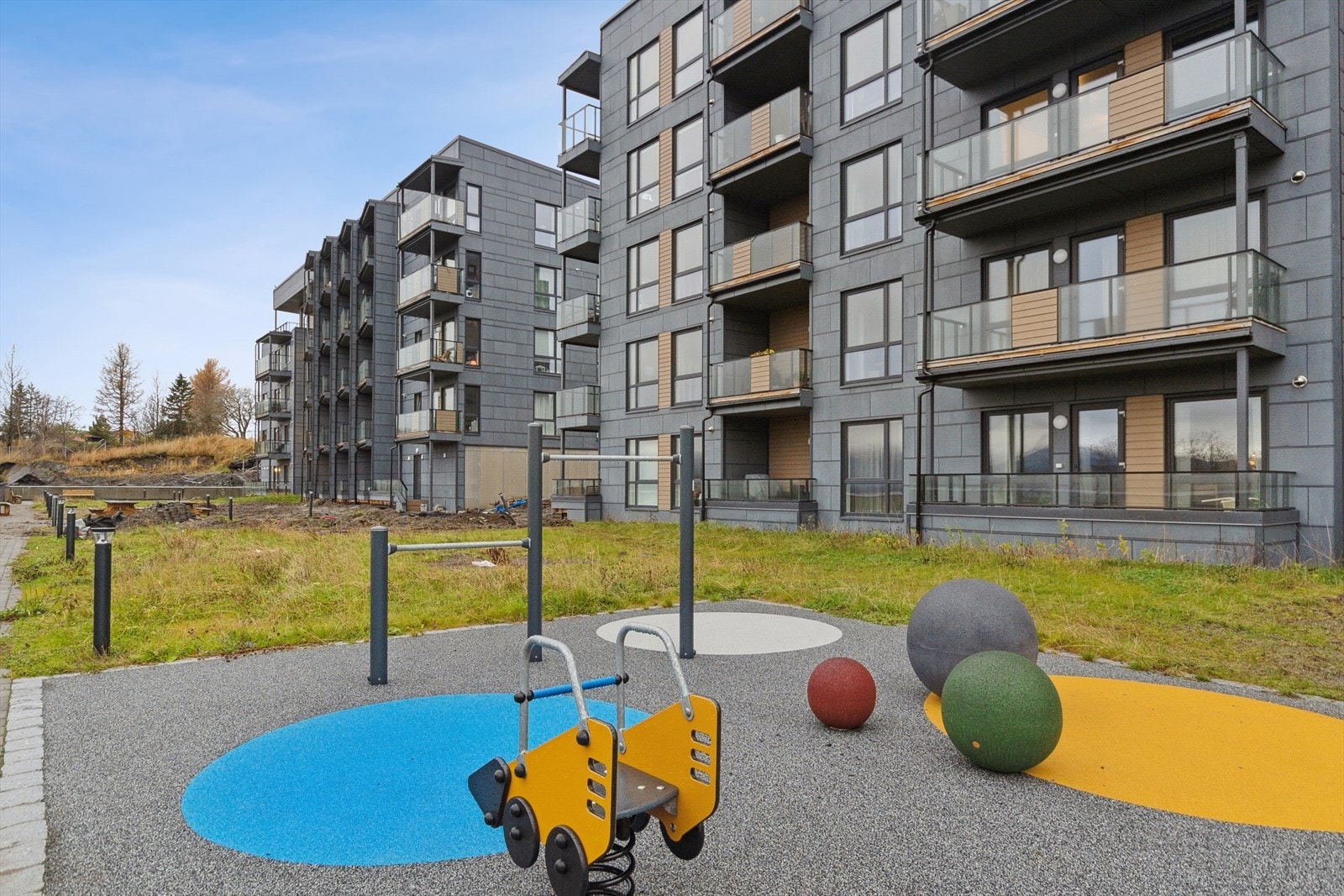 Eiendommen er pr. dags dato bebygd med 2 leilighetsbygg, pent opparbeidet tomt med lekeplass og garasjeanlegg. Galleribilde