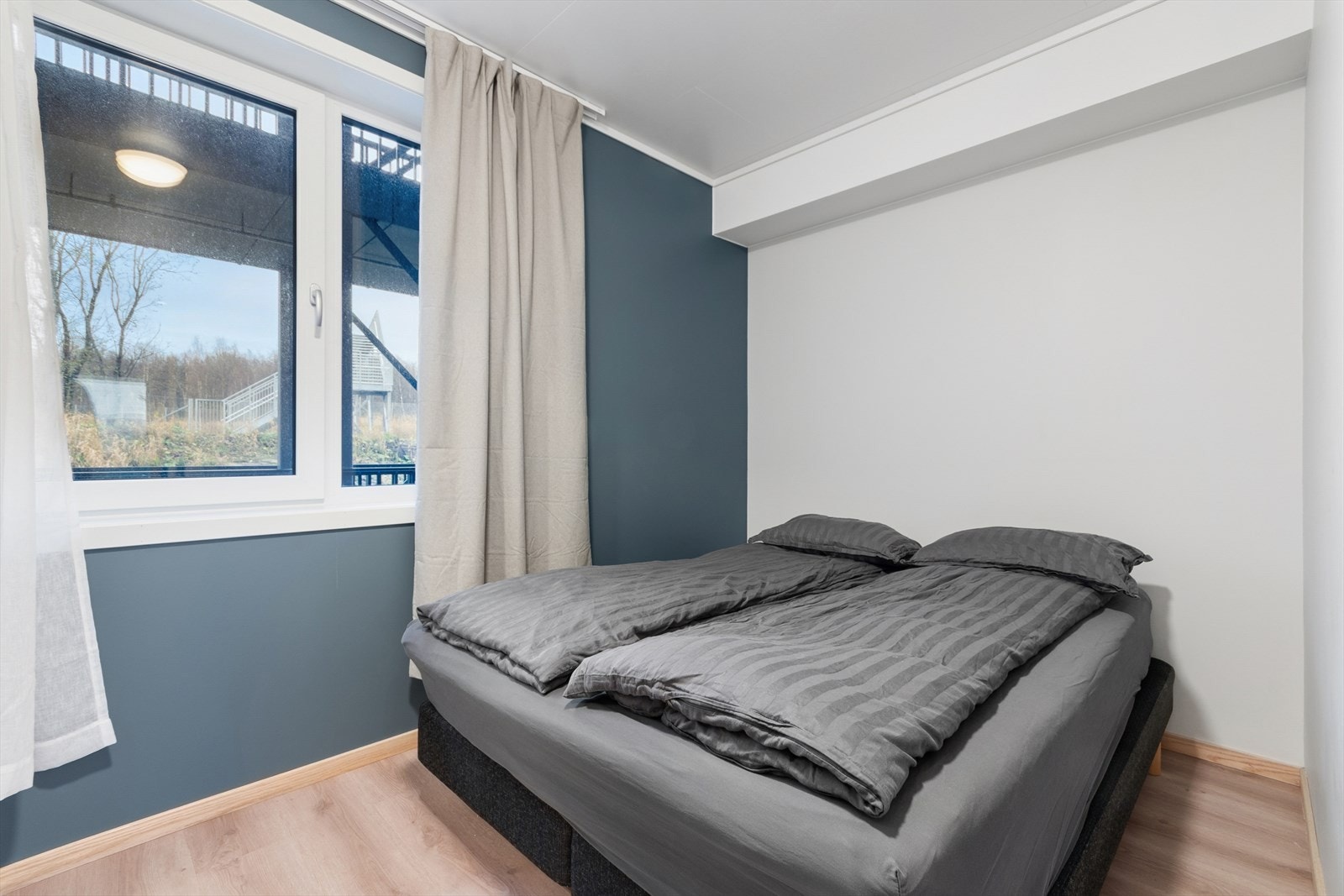 Soverommet har god plass til en dobbeltseng og tilhørende møblement, samt en romslig skyvedørsgarderobe. Galleribilde