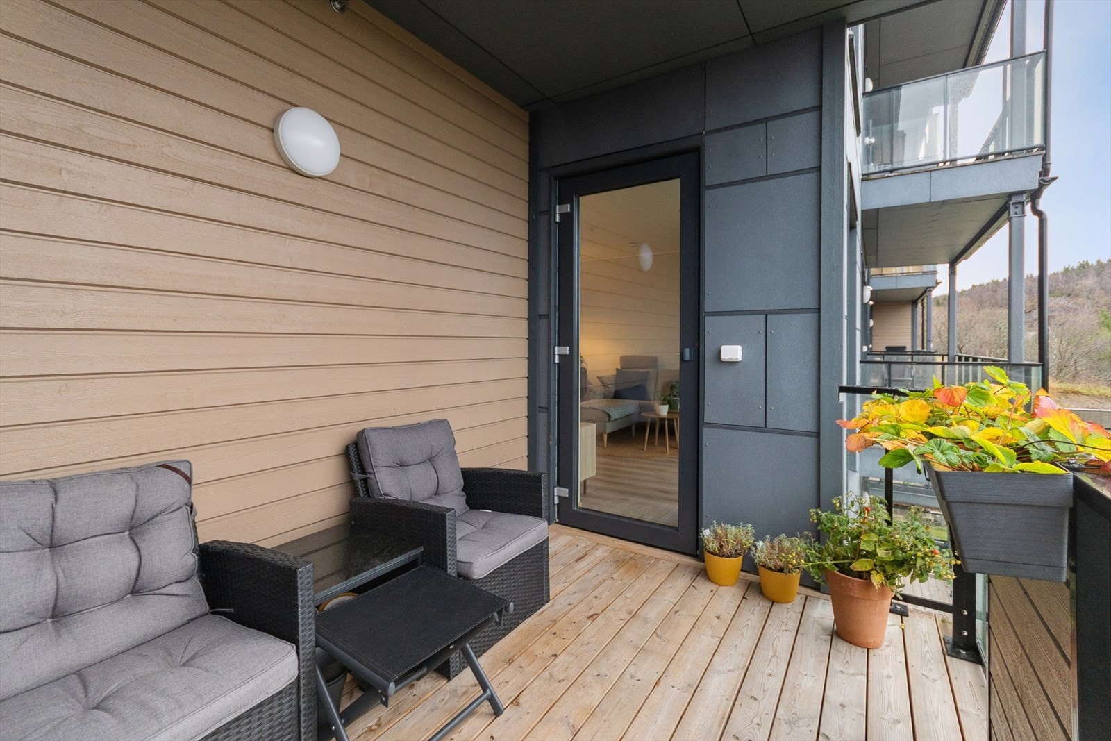 Balkongen er av god størrelse, og en fin forlengelse av stuerommet på sommerstid. Galleribilde