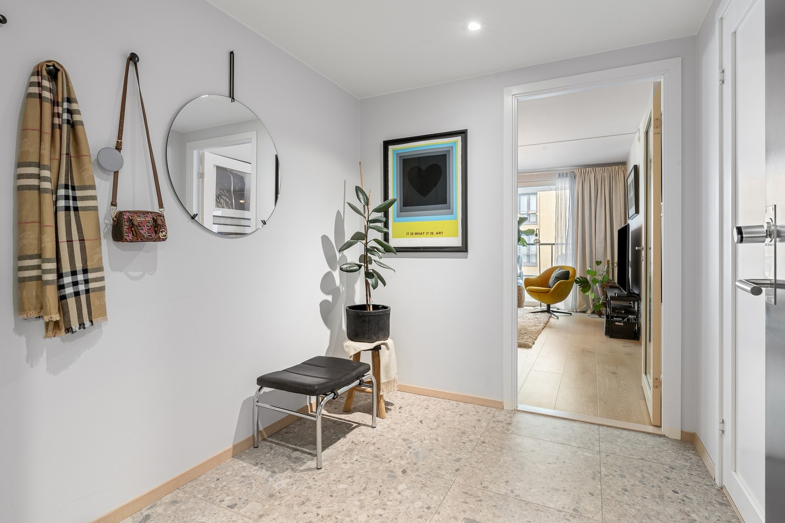 Entréen har downlights, lysmalte vegger og fliser på gulvet utstyrt med vannbåren gulvvarme. Galleribilde