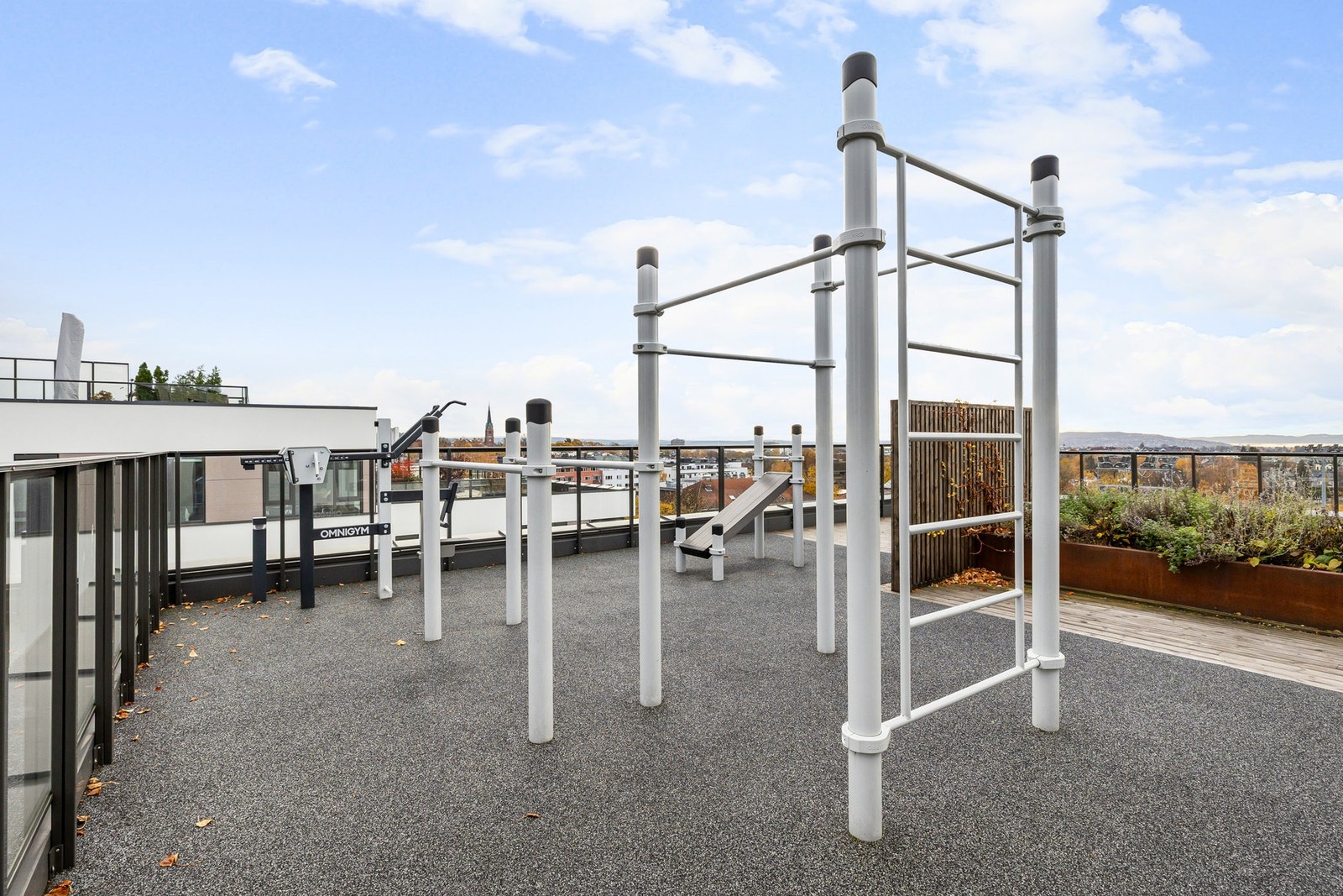 Her finner du både sittegrupper, utekjøkken med grill, tuftepark for trening i frisk luft samt dusj- og toalettfasiliteter. Galleribilde