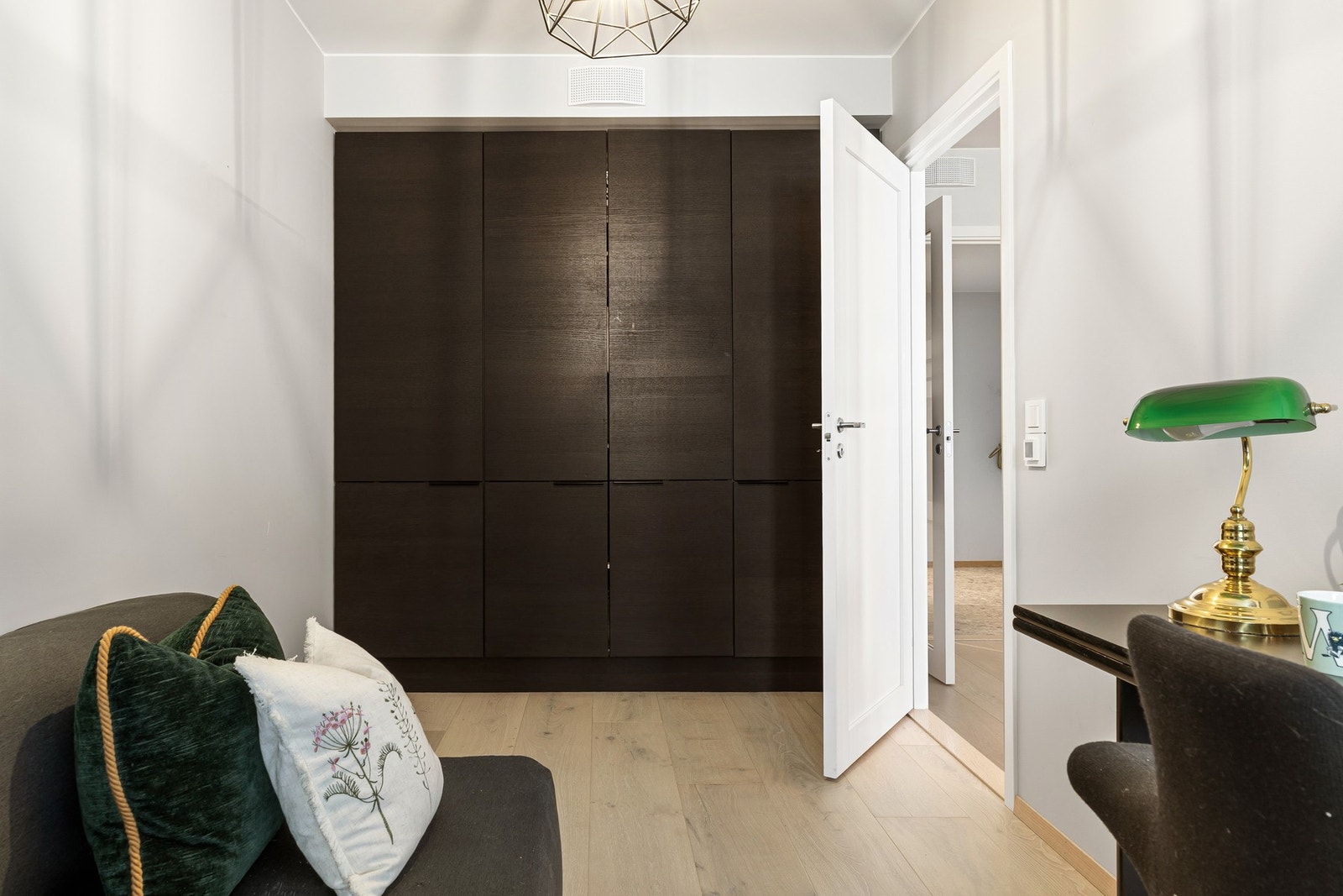 Begge soverommene er innredet med garderobeskap, og det er for øvrig ekstra lagringsplass i innvendig bod samt disponibel bod i kjeller. Galleribilde