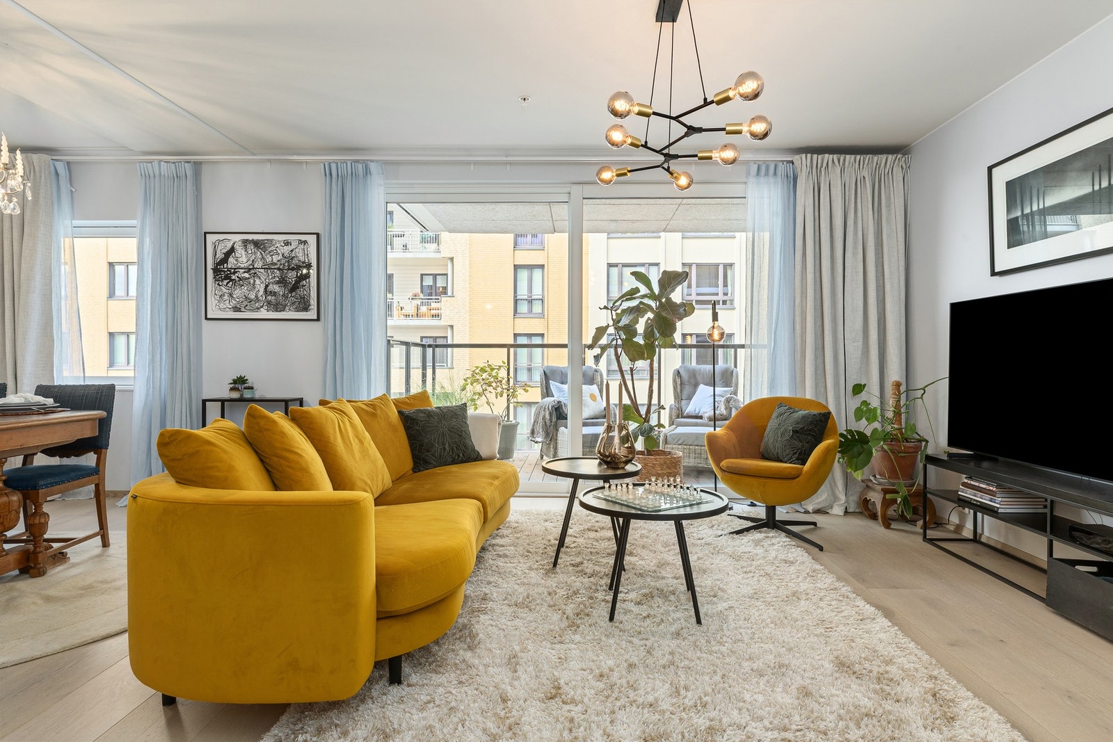 Stuen har et lyst og luftig design, der store vindusflater slipper inn rikelig med naturlig dagslys som skaper en åpen og innbydende atmosfære. Galleribilde