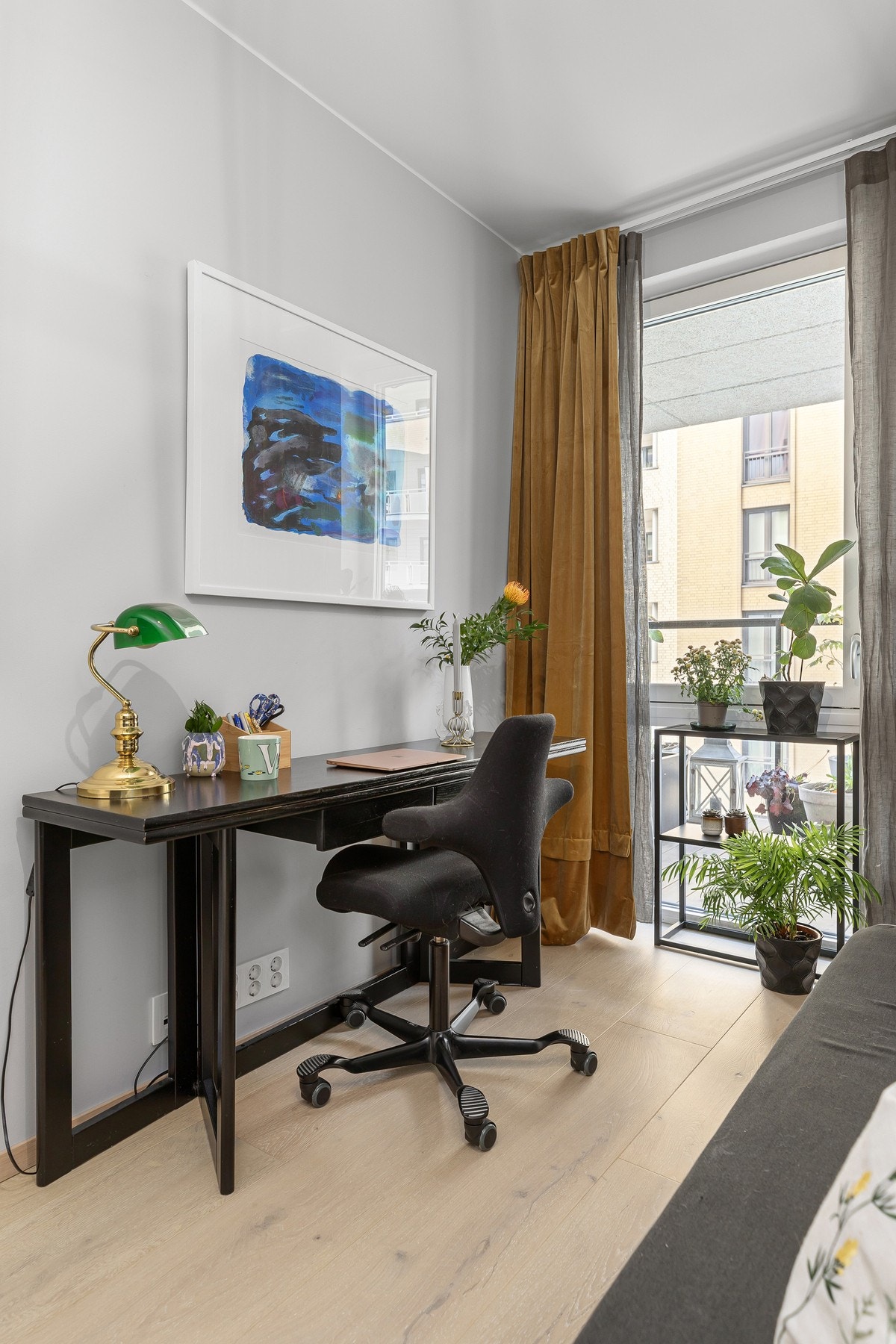 Soverommet har god plass til seng, nattbord og diverse. Galleribilde