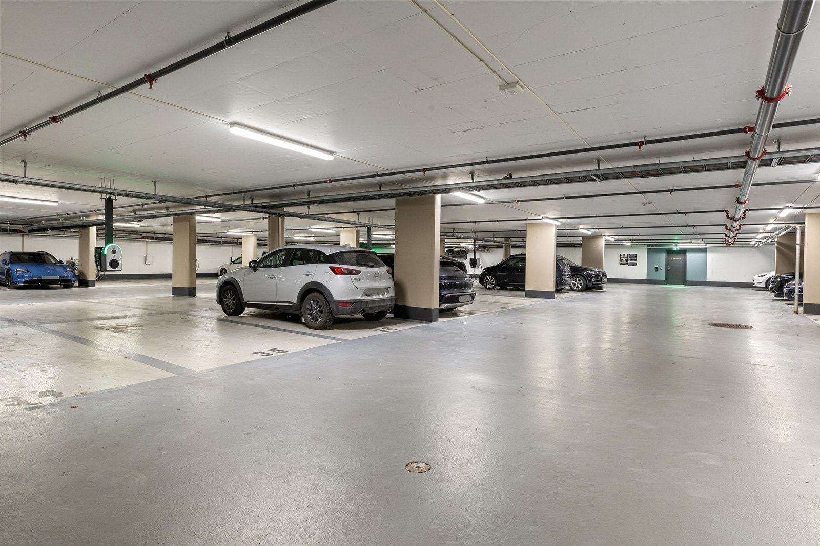 Det medfølger ikke garasjeplass, men selger har blir tilbudt å kjøpe en systemparkeringsplass til kr 490 000 + omk. Galleribilde