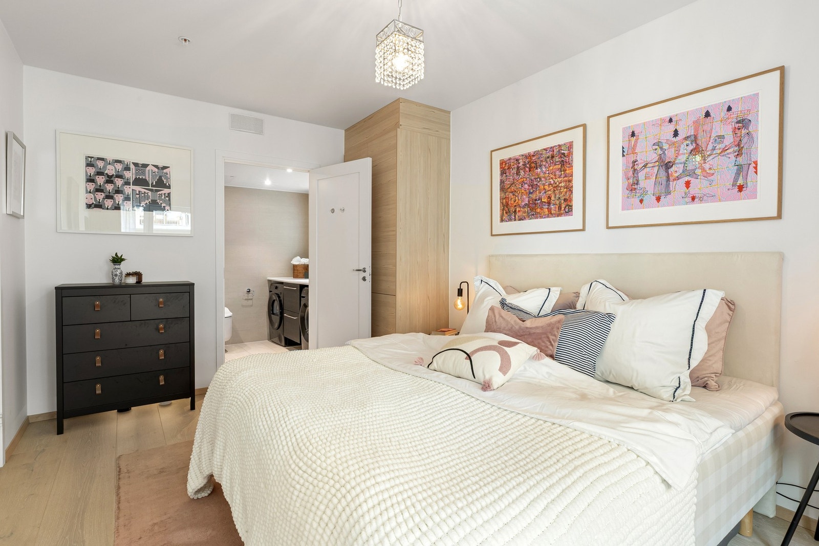 Hovedsoverommet er meget romslig og ligger i en suiteløsning til det ene badet. Galleribilde