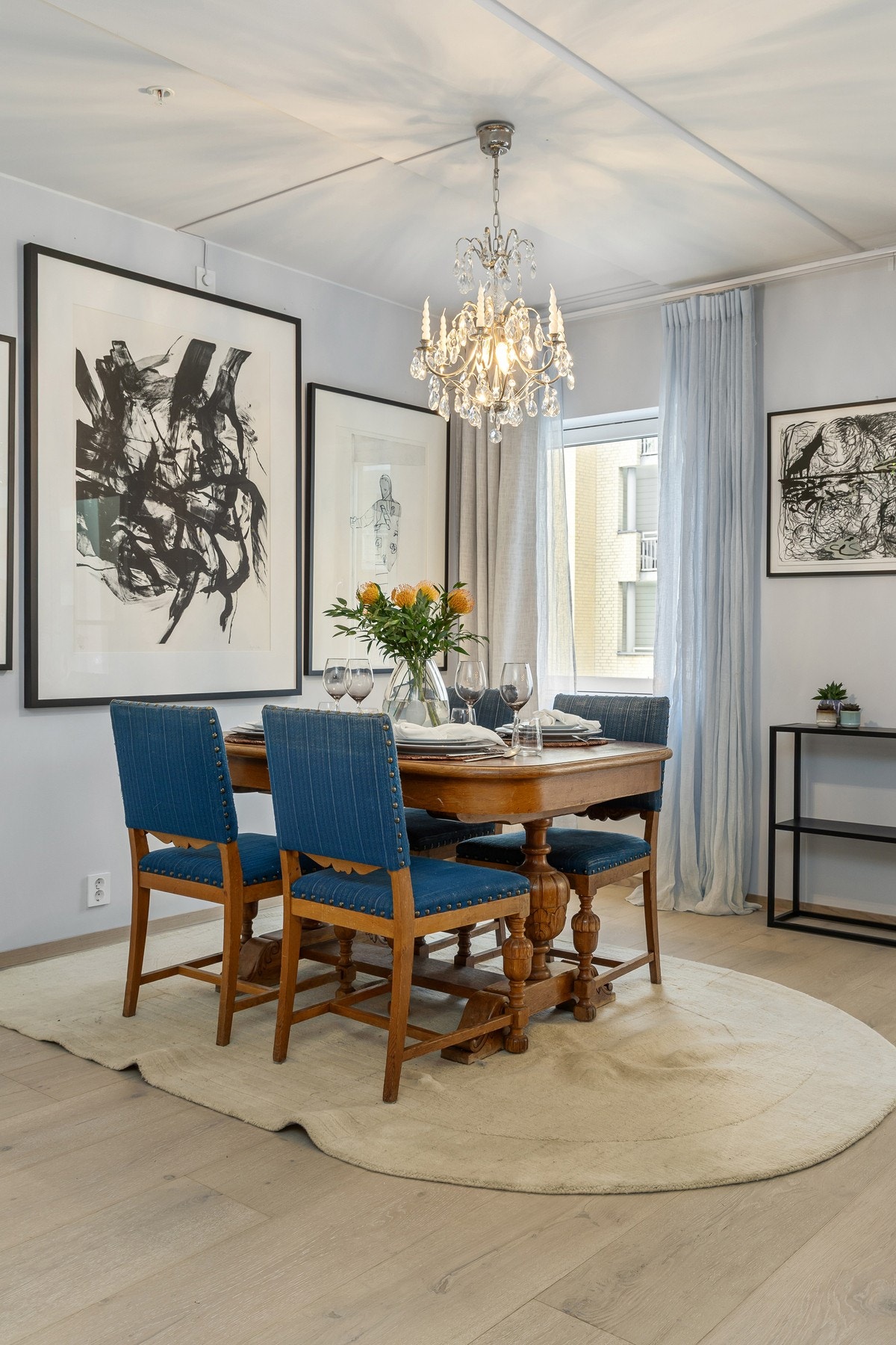 Rommets størrelse gir godt med plass til både en komfortabel TV-lounge og en romslig spisestue, som enkelt kan deles inn i ulike soner. Galleribilde