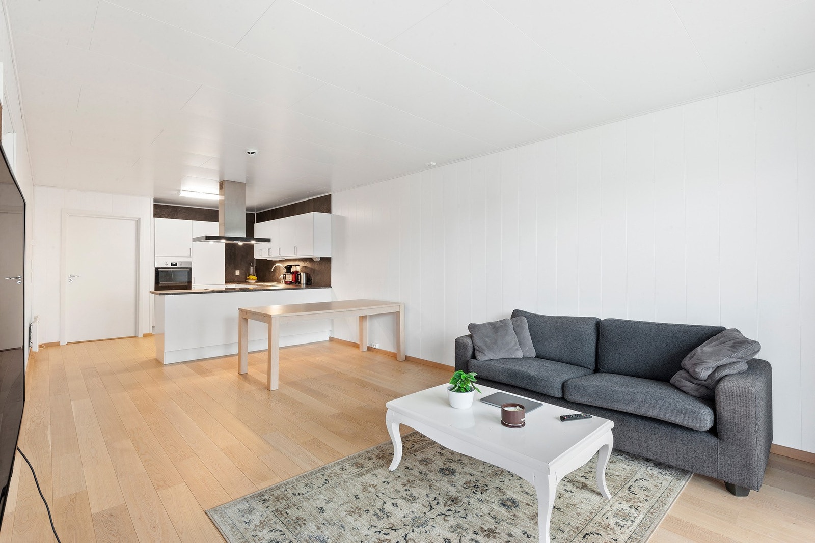 Åpen løsning mellom stue og kjøkken, som gir et lyst og innbydende oppholdsrom. Galleribilde