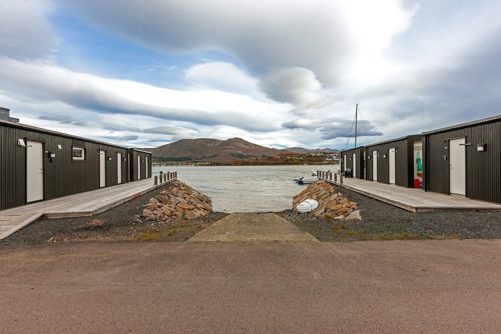 Sameiet har egen rampe for sjøsetting av båt og grovkjøkken/sløyerom Galleribilde