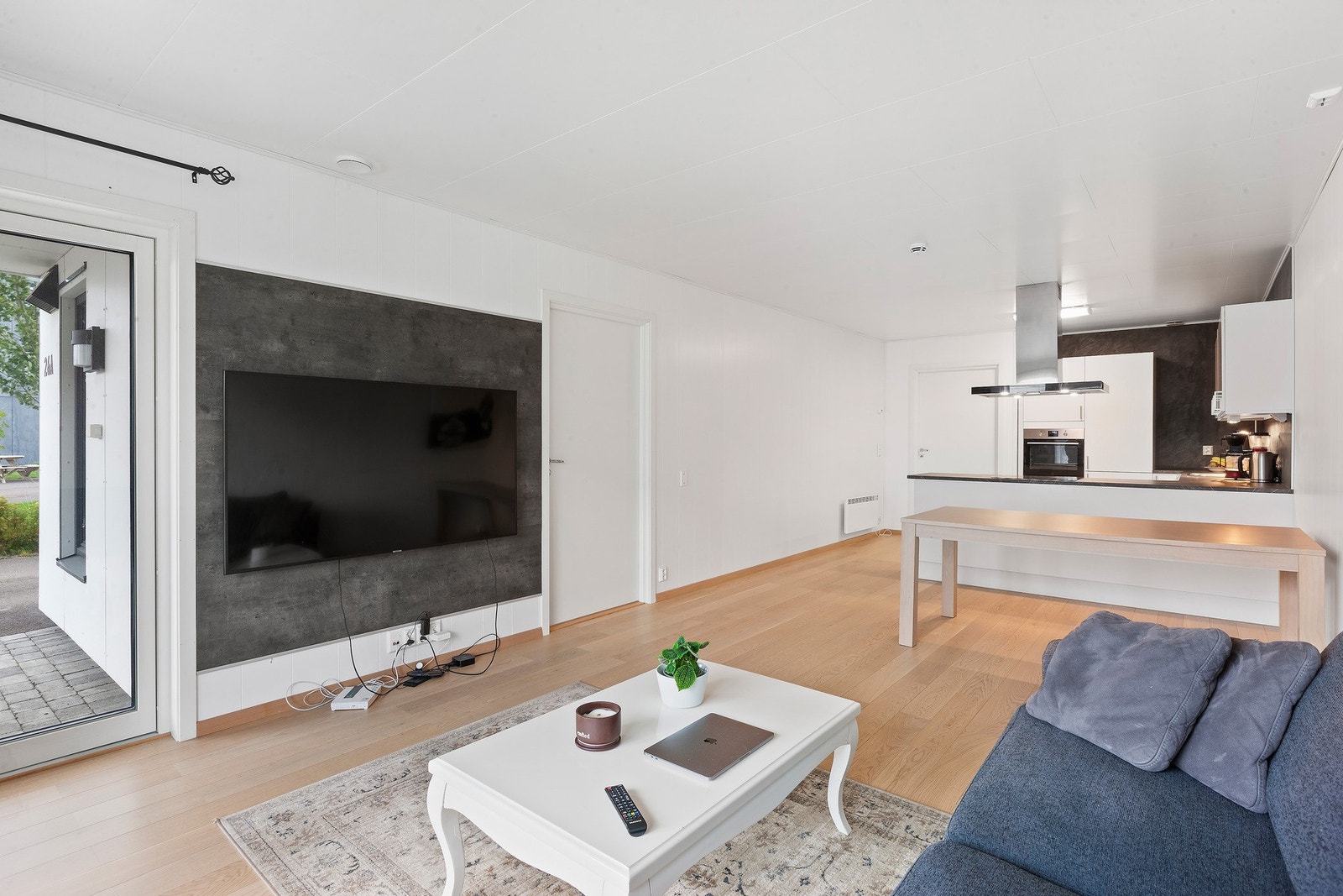 Stuen mot kjøkkenet, ene soverommet finner du til venstre. Galleribilde