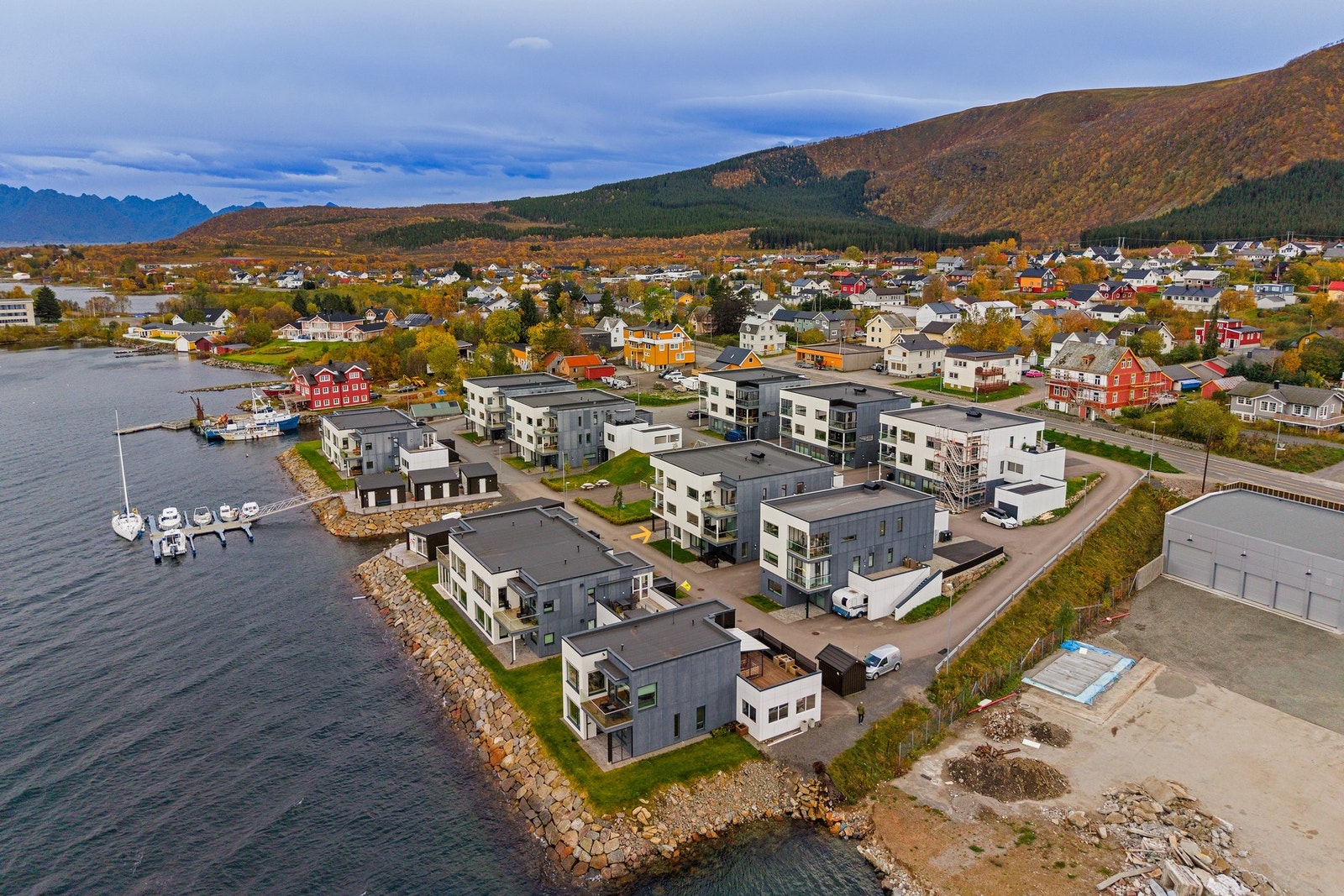 Dette er en moderne og lettstelt bolig for både unge, voksne og eldre som ønsker komfort, sjønær beliggenhet og kort vei til sentrum. Galleribilde
