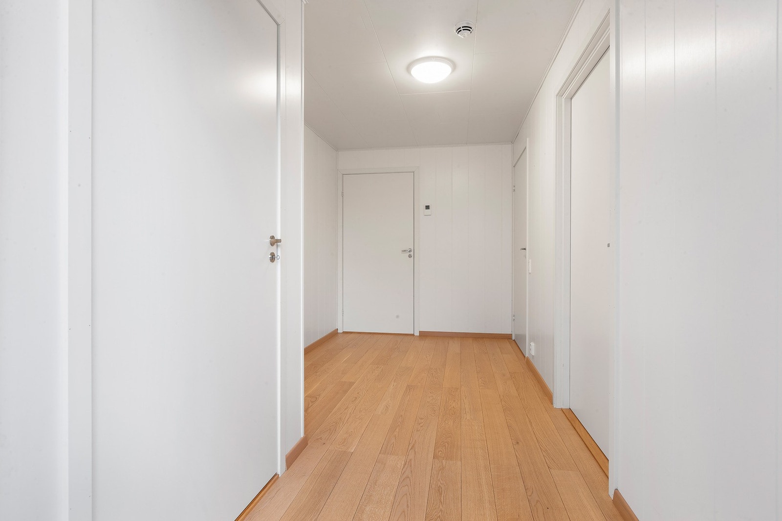 Gang med lyse overflater. Galleribilde