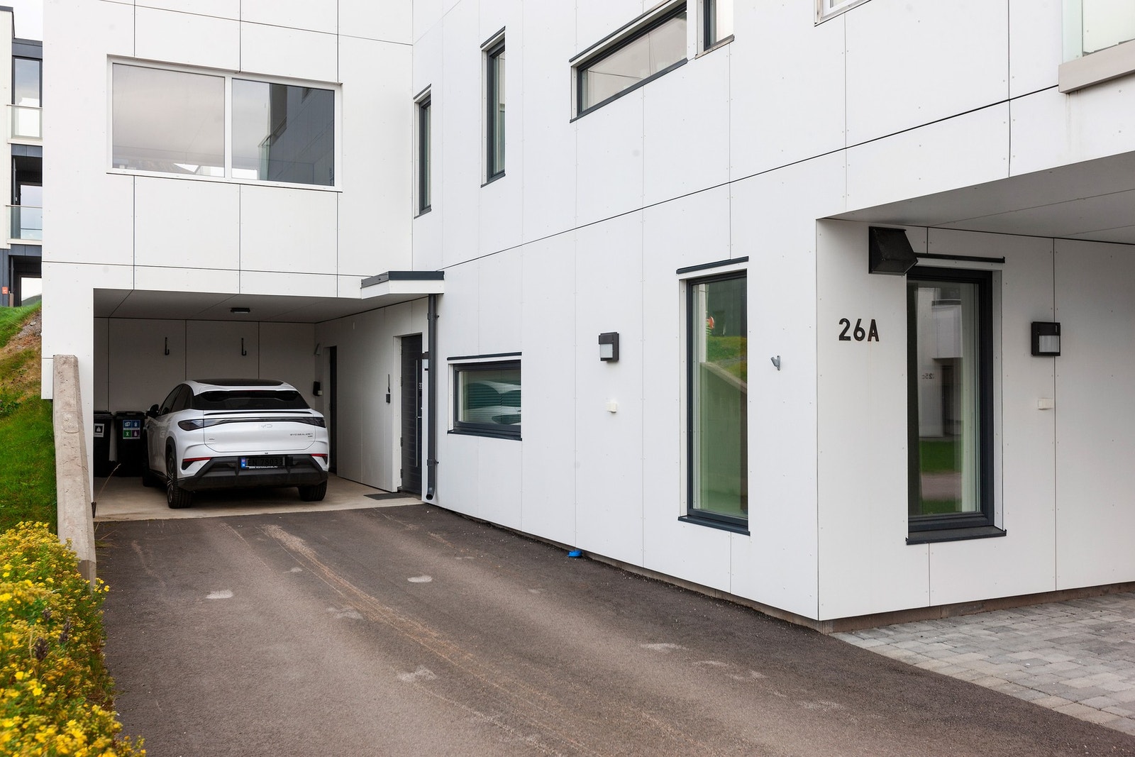 Carport med elbil-lader som ble installert i 2021. Galleribilde