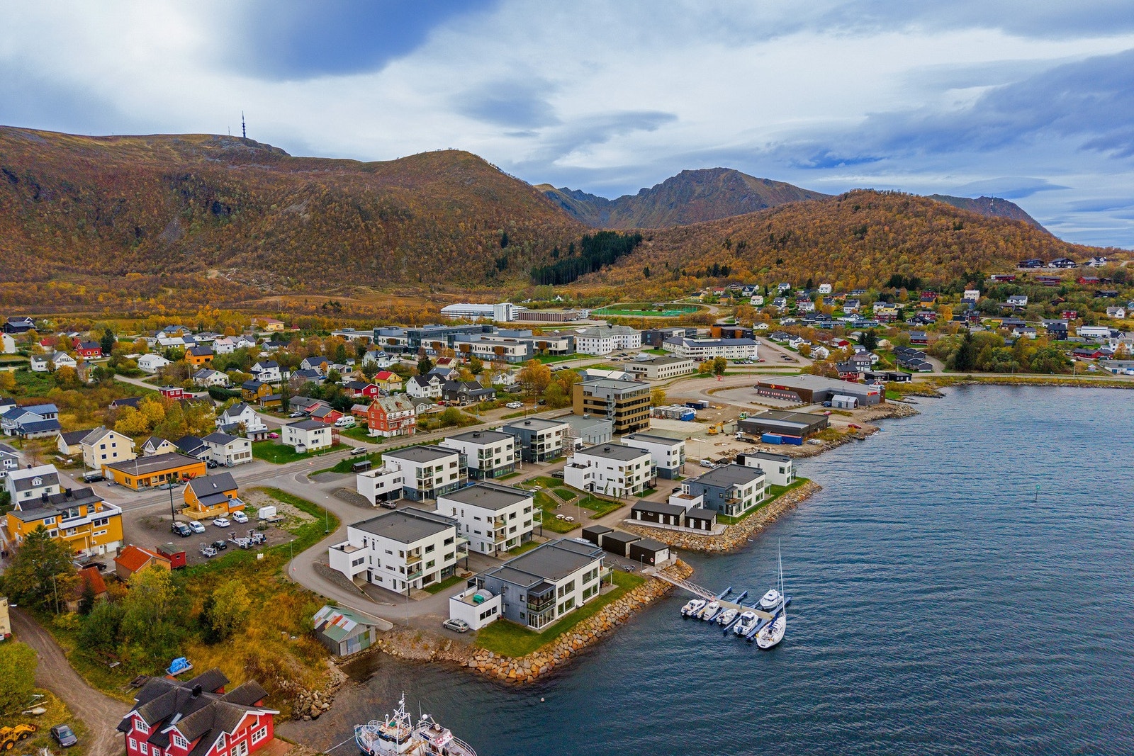 Her bor du i et rolig og etablert område med kort vei til både butikker, skole og flotte turområder - samtidig som du har sjøen rett utenfor døren. Galleribilde