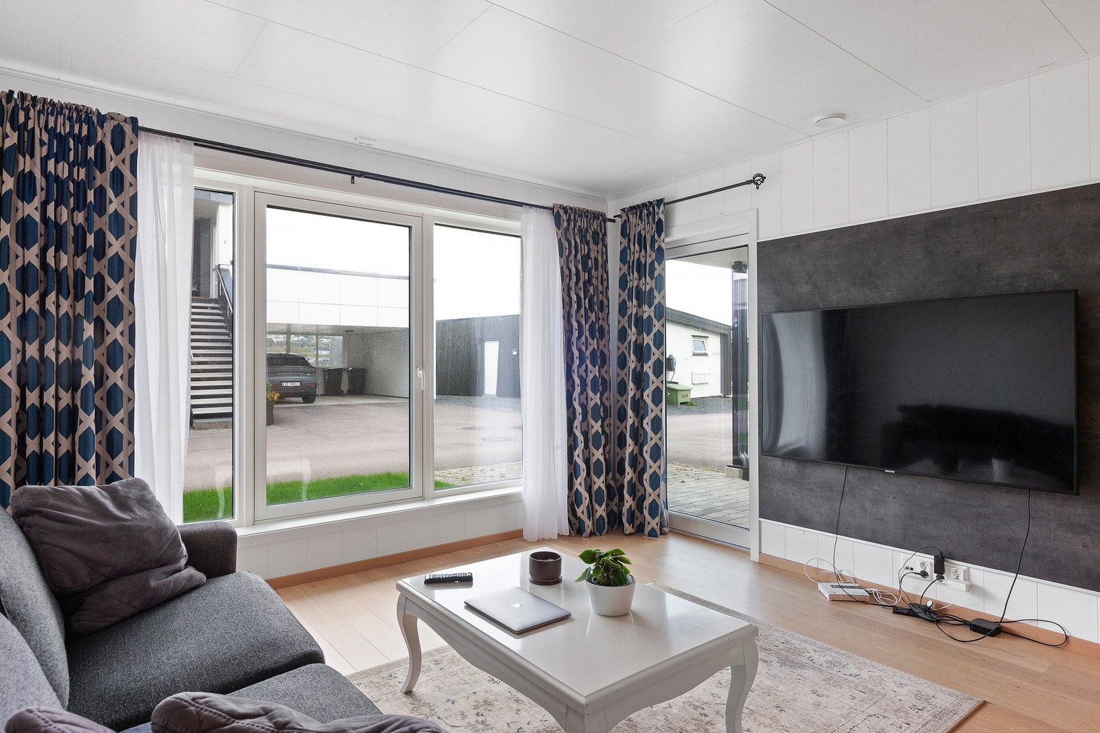 Fra stuen er det direkte utgang til et privat uteområde med belegningsstein - en fin forlengelse av oppholdsrommet. Galleribilde