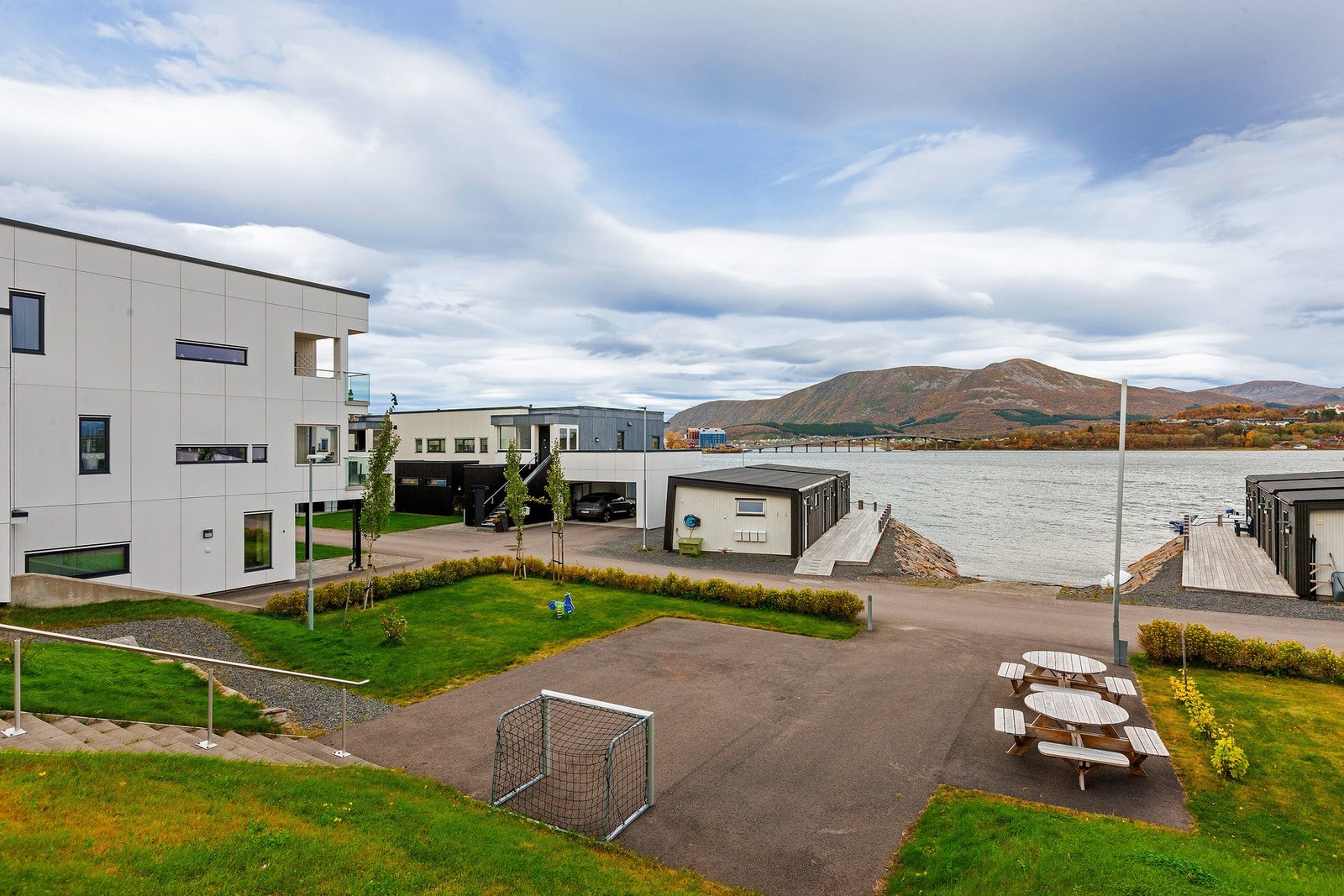 Fellesarealet er pent opparbeidet med plen og beplantning, uteplass med belegningsstein, lekeplass, interne veier med asfalt. Galleribilde