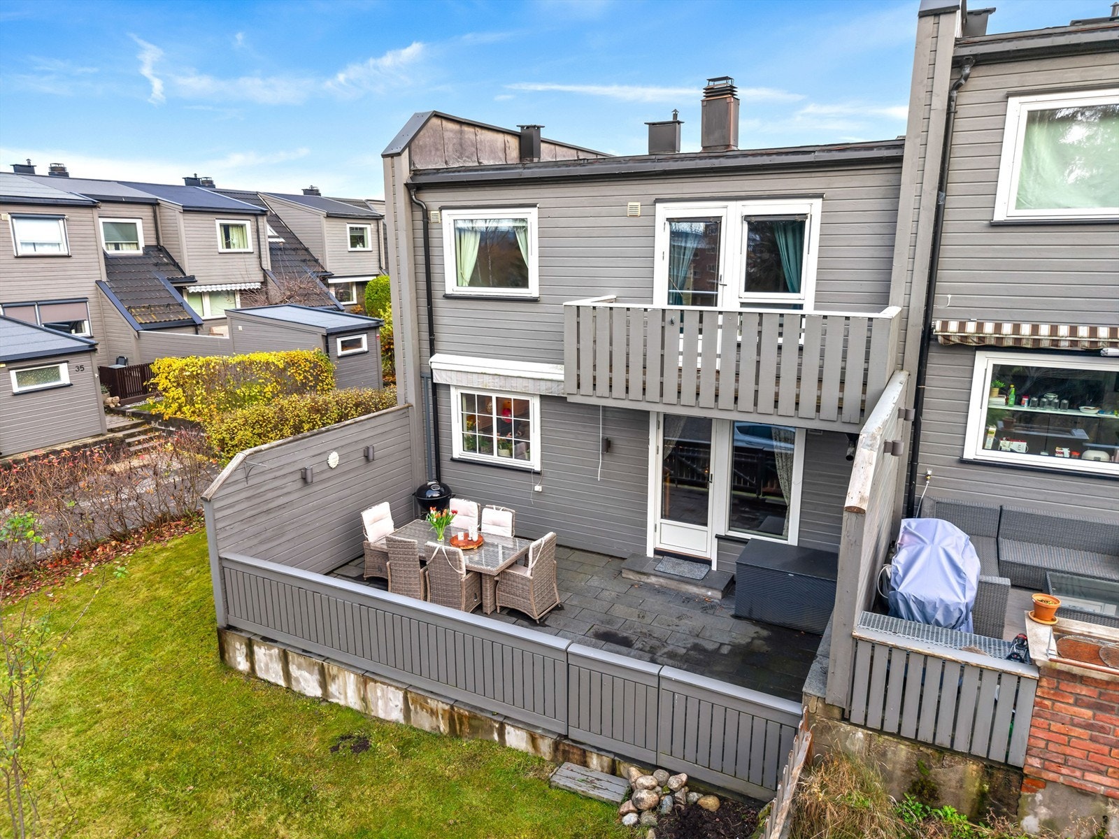 Boligen ligger på enden og har hage på to sider Galleribilde