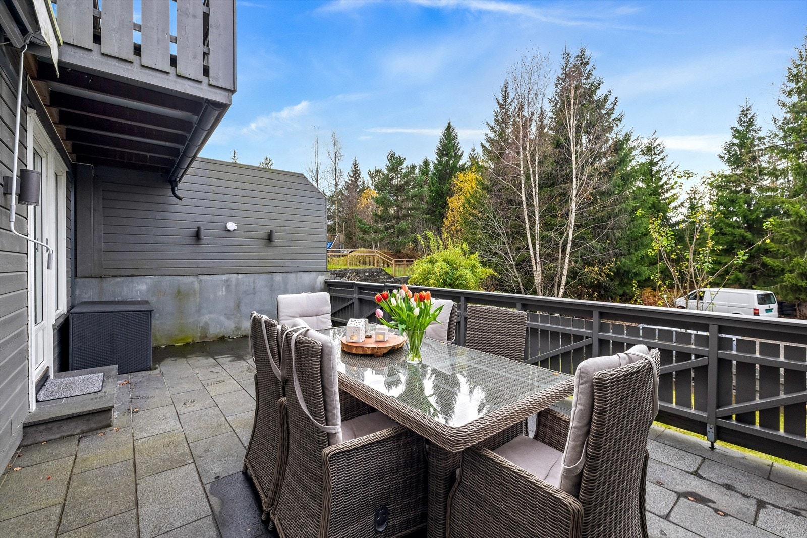 Vestvendt terrasse på 26 kvm med god plass til utemøbler Galleribilde