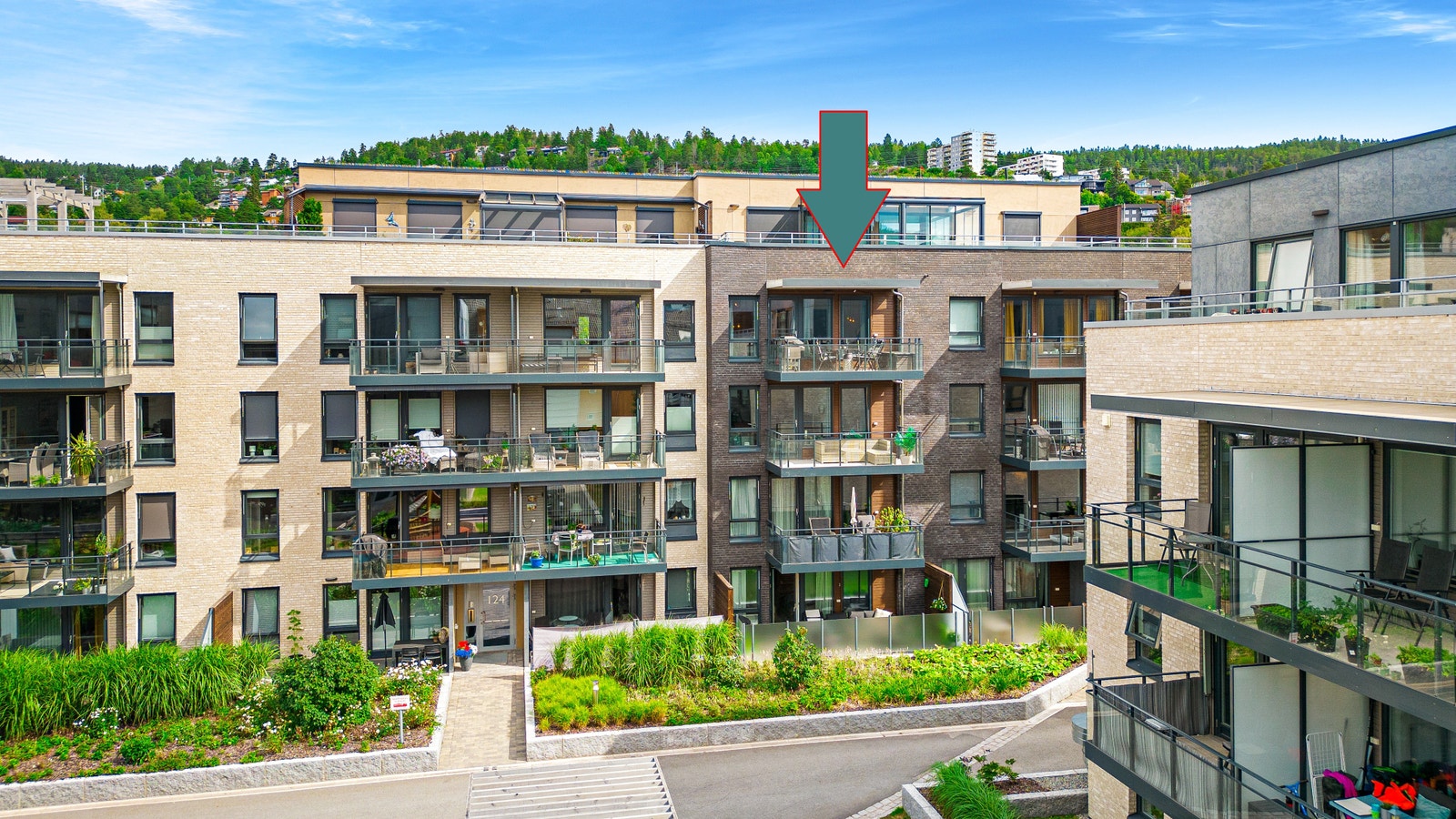 Fasade vest med balkonger, utsikt ut mot artium, premiert uteområde og lekeplass. Galleribilde