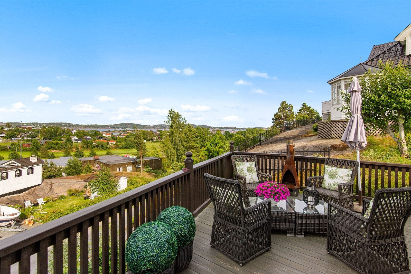 Åsanetoppen 2 ligger høyt og frittliggende i terrenget og det er ingen innsyn fra naboer eller omkringliggende eiendommer. Galleribilde