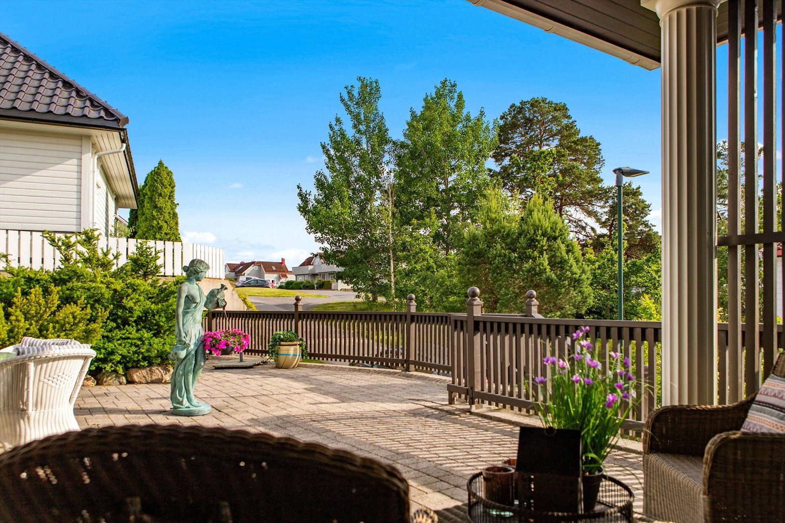 Eiendommen har et mangfold med flotte uteplasser Galleribilde