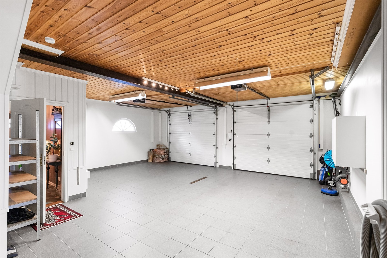 Det er også montert el-billader i garasjen, og det er gulvvarme. Garasjen har direkte adkomst til boligen slik at en slipper å tenke på regn og snø når mat og andre dagligvarer skal bæres inn i huset. Galleribilde