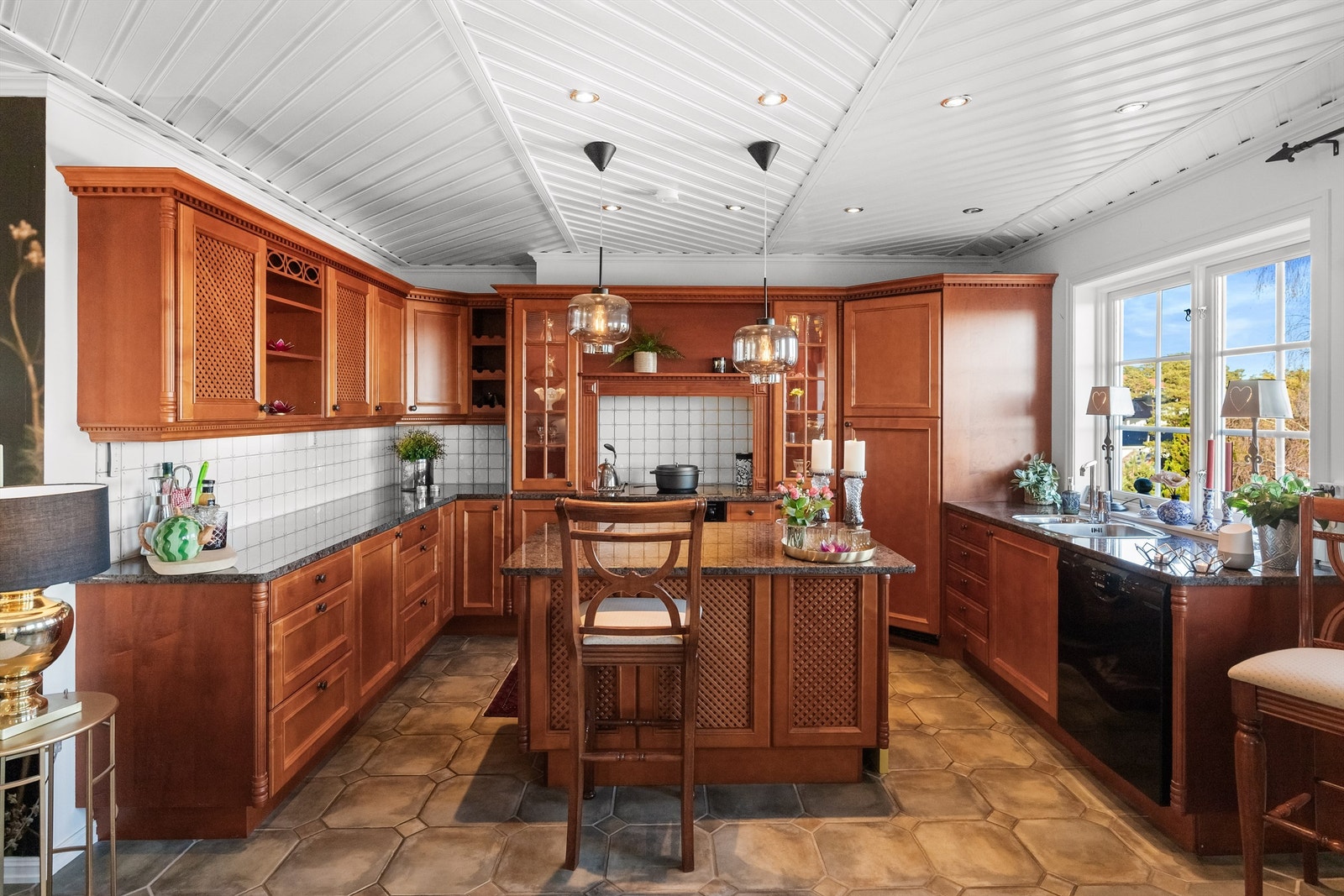 Kvalitetskjøkken fra Huseby som fremstår som nytt uten slitasje og bruksmerker Galleribilde