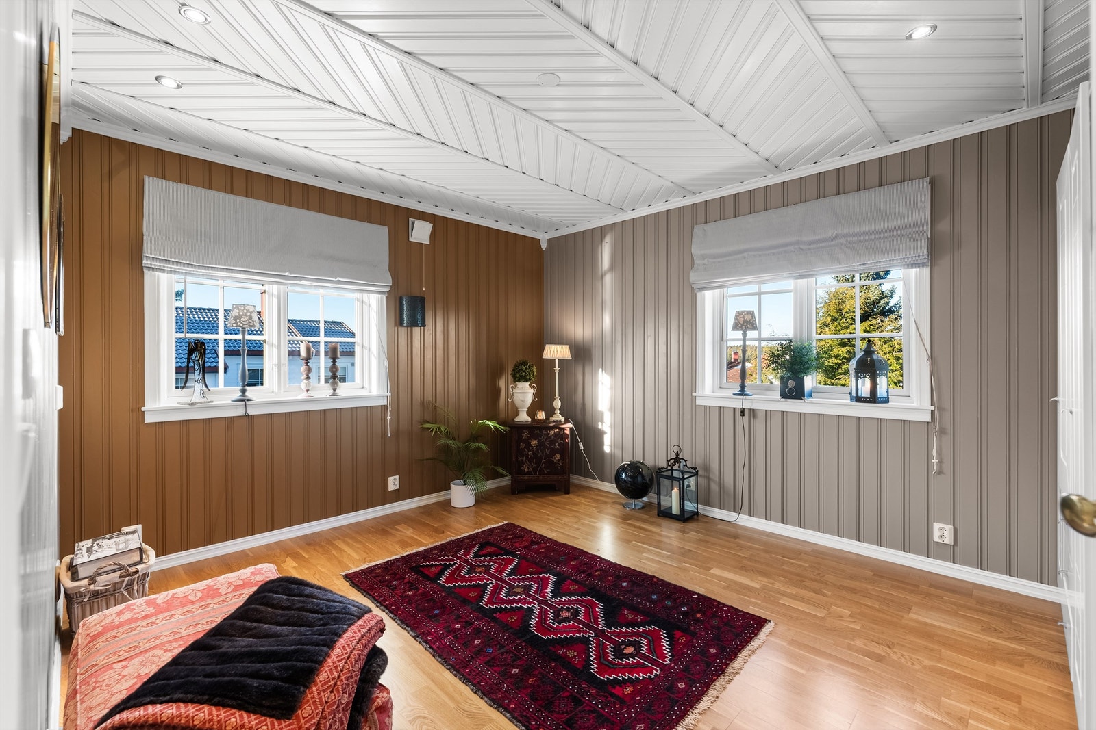 Her et det mange fine alternativer til både soverom og stuer, og boligen har neste ubegrenset med lagringsplass i flere boder og på gulvet loft. Galleribilde