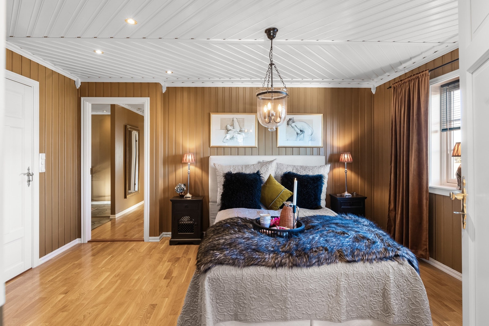 Hovedsoverommet kan trygt kalles for romslig, og det har direkte adkomst til separat bad samt garderoberom Galleribilde