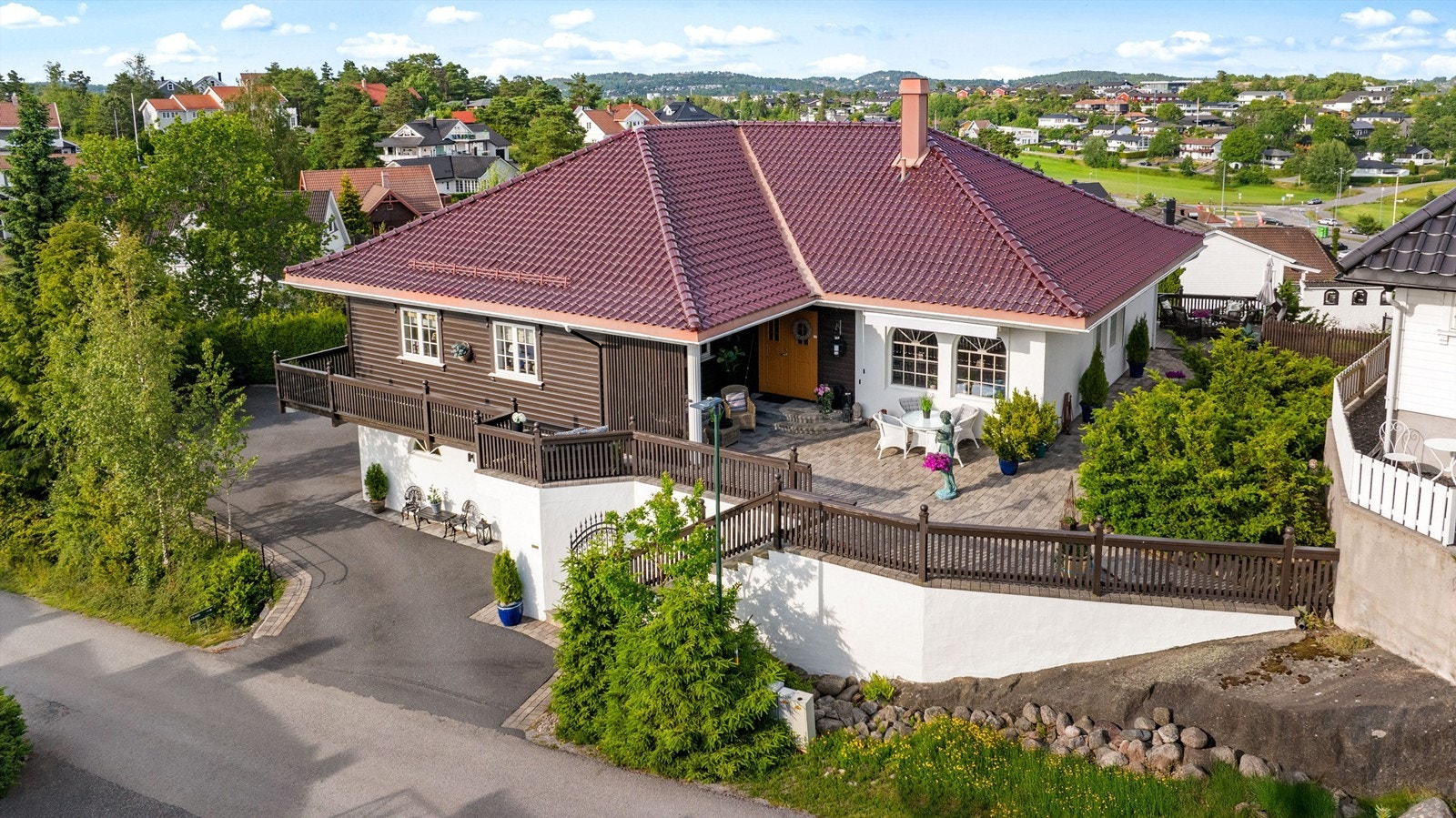 Åsanetoppen er muligens en av de beste beliggenhetene på feltet, da det kan friste med særdeles gode sol og utsiktsforhold. Galleribilde