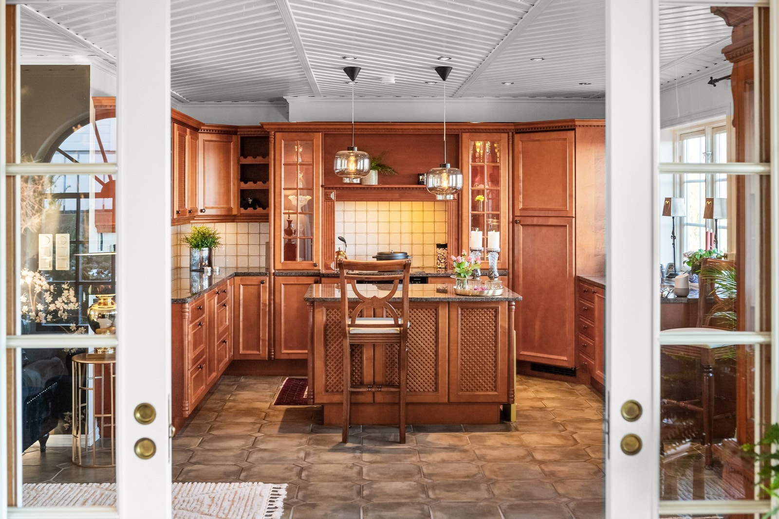 Klassisk kjøkken "lønnekjøkken" med rikelig skapplass og benkeplass Galleribilde