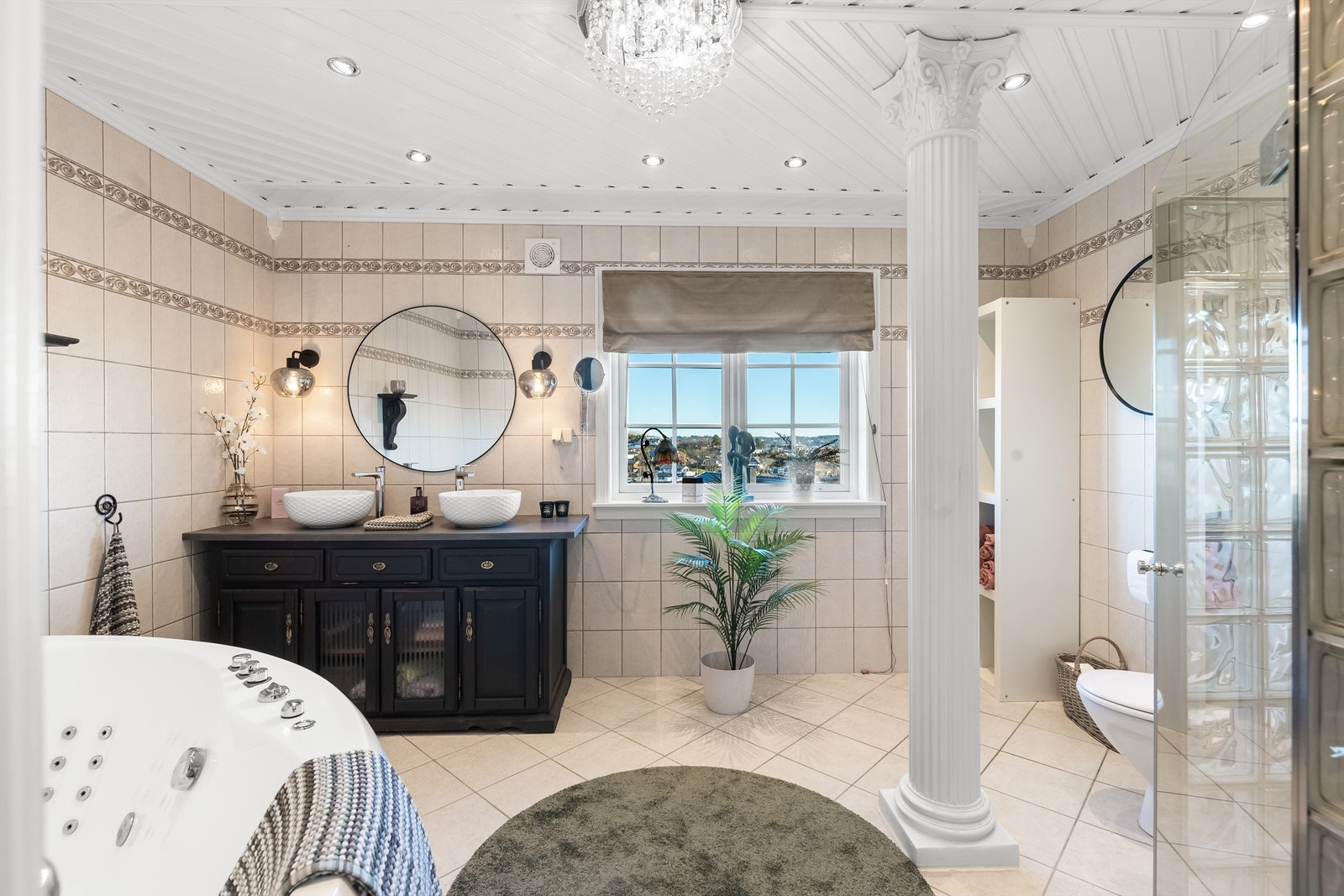 Romslig bad/wc tilknyttet hovedsoverom ( søyle har ingen funksjon og kan enkelt fjernes ) Galleribilde