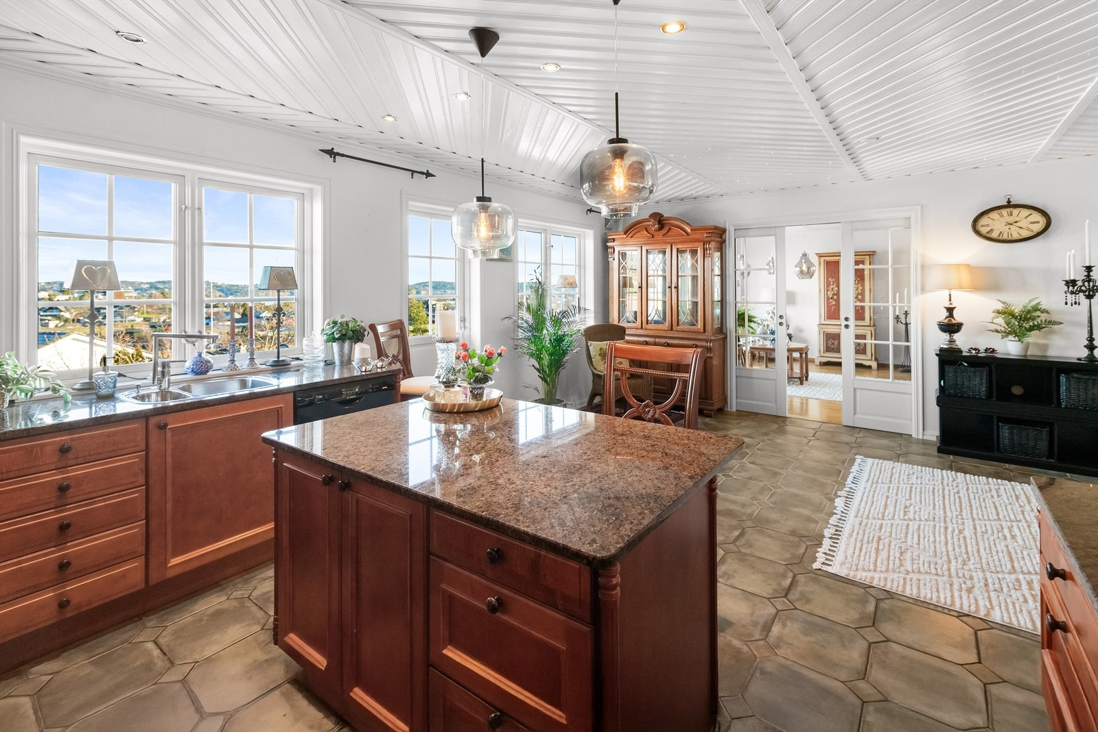 Fantastisk utsikt ut over nærområdet og fjorden Galleribilde