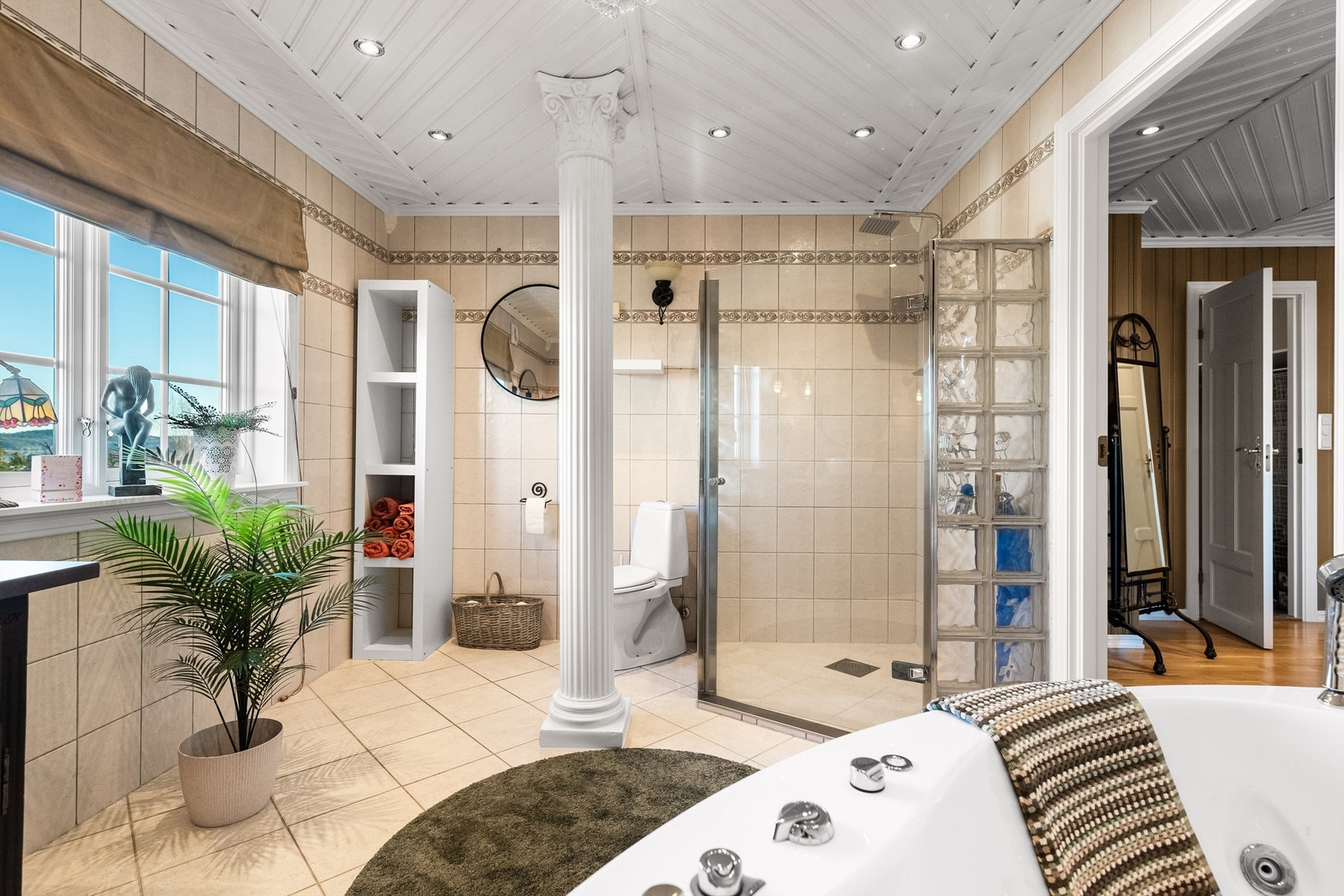 Hovedbadet har både boblekar og stort dusjhjørne (søyle har ingen funksjon og kan enkelt fjernes ) Galleribilde